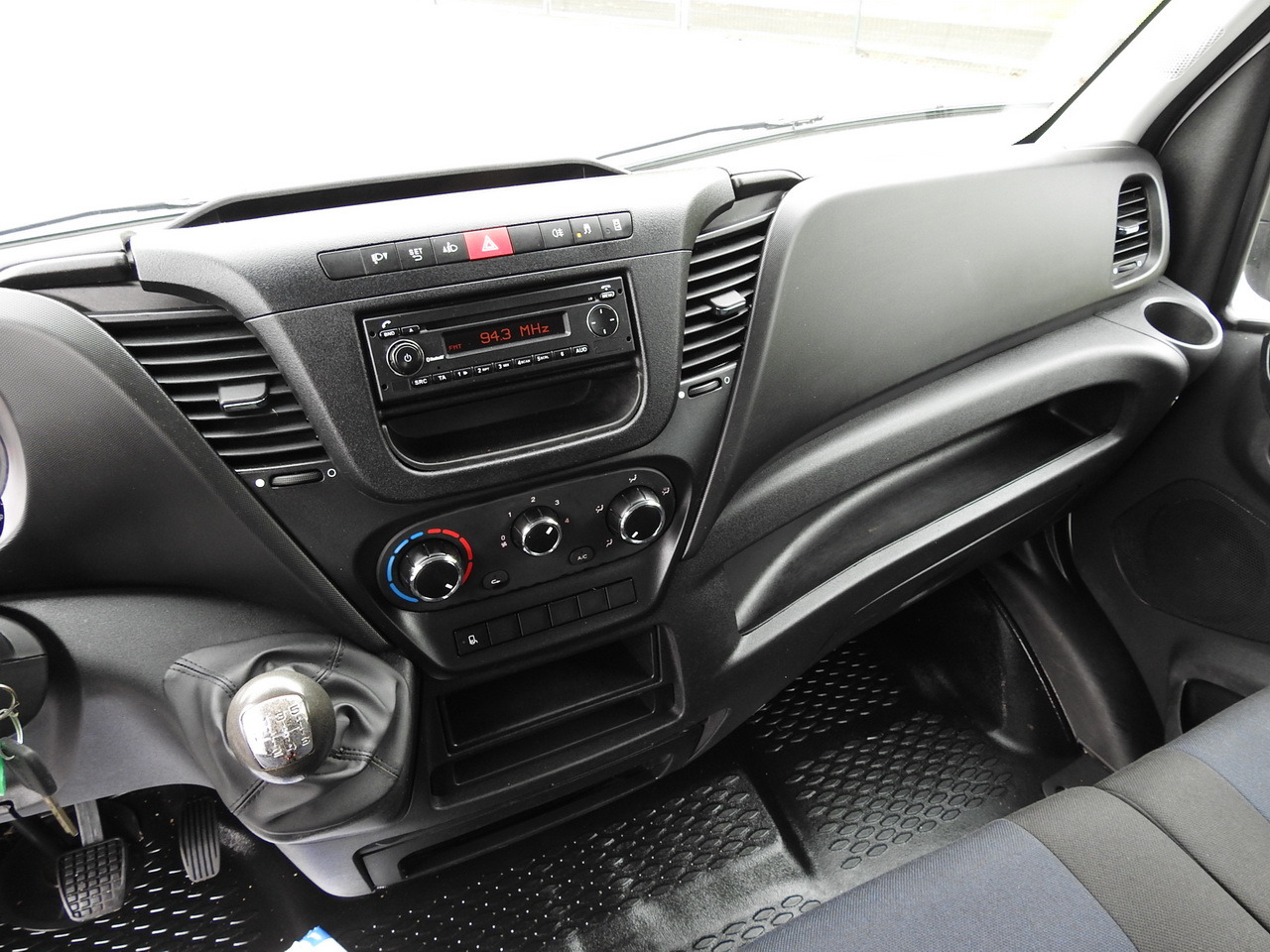 Carrinha cabine dupla IVECO DAILY 35S15 STAKE BODY DOUBLE CABIN DOKA 7 SEATS AIR CONDITIONING 150HP: foto 31 Carrinha cabine dupla IVECO DAILY 35S15 STAKE BODY DOUBLE CABIN DOKA 7 SEATS AIR CONDITIONING 150HP: foto 31