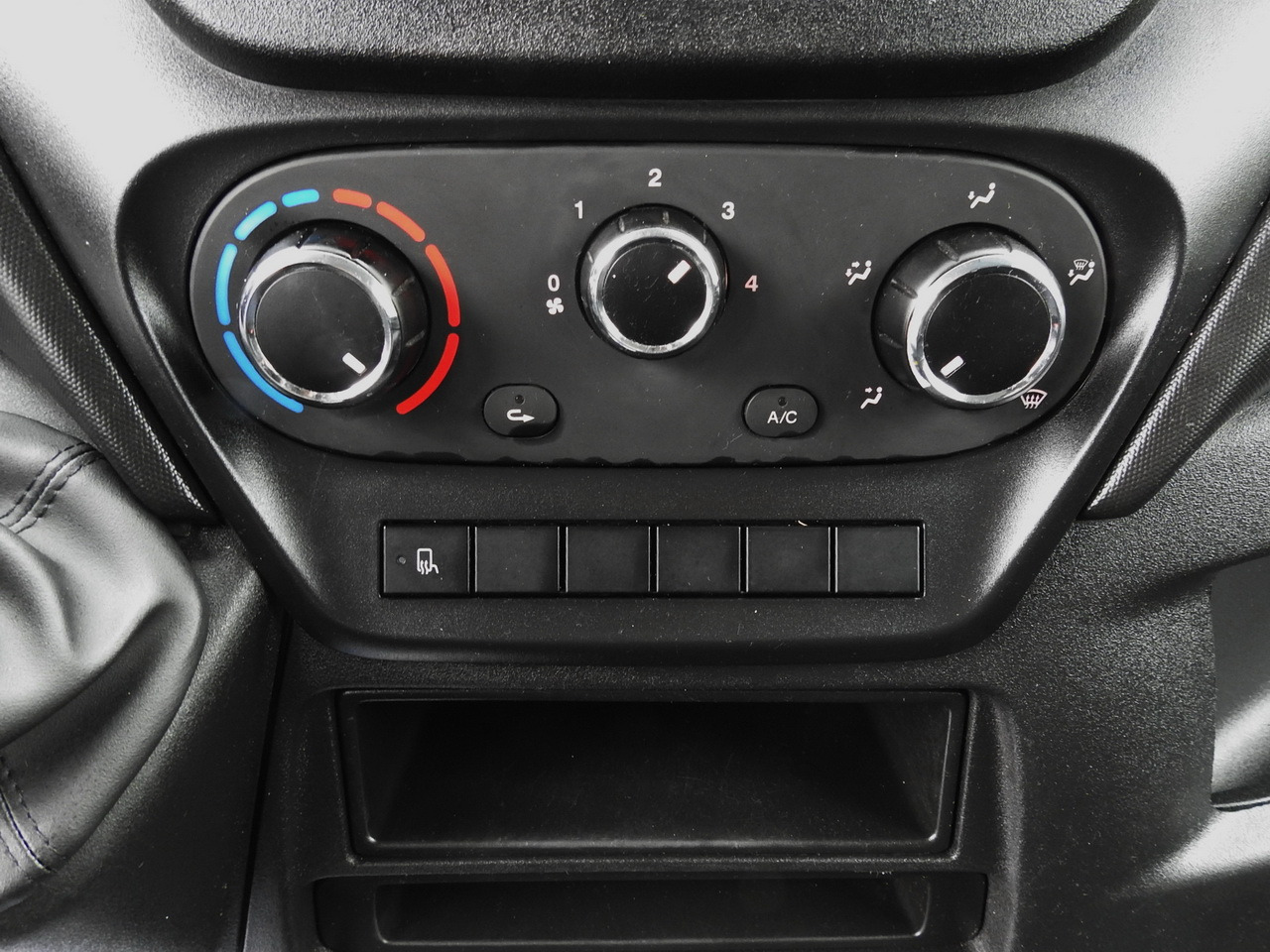 Carrinha cabine dupla IVECO DAILY 35S15 STAKE BODY DOUBLE CABIN DOKA 7 SEATS AIR CONDITIONING 150HP: foto 36 Carrinha cabine dupla IVECO DAILY 35S15 STAKE BODY DOUBLE CABIN DOKA 7 SEATS AIR CONDITIONING 150HP: foto 36