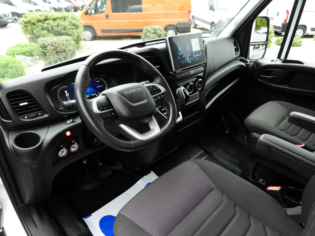 IVECO DAILY 35S18 BOX HI-MATIC LIFT 8 PALLETS CRUISE CONTROL NAVIGATION LED LIGHTS PNEUMATICS AUTOMATIC TRANSMISSION HI-MATIC AIR CONDITIONING 180HP - Carrinha de contentor: foto 2 IVECO DAILY 35S18 BOX HI-MATIC LIFT 8 PALLETS CRUISE CONTROL NAVIGATION LED LIGHTS PNEUMATICS AUTOMATIC TRANSMISSION HI-MATIC AIR CONDITIONING 180HP - Carrinha de contentor: foto 2