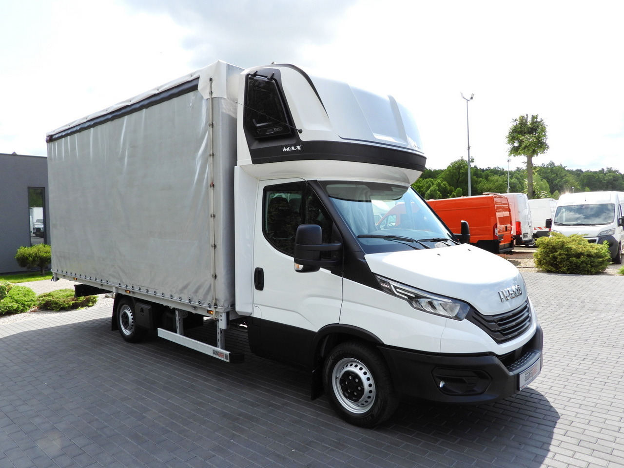 IVECO DAILY 35S18 TARPAULIN 10 PALLETS CRUISE CONTROL LED LIGHTS AIR CONDITIONING 180HP - Carrinha de lona: foto 4 IVECO DAILY 35S18 TARPAULIN 10 PALLETS CRUISE CONTROL LED LIGHTS AIR CONDITIONING 180HP - Carrinha de lona: foto 4