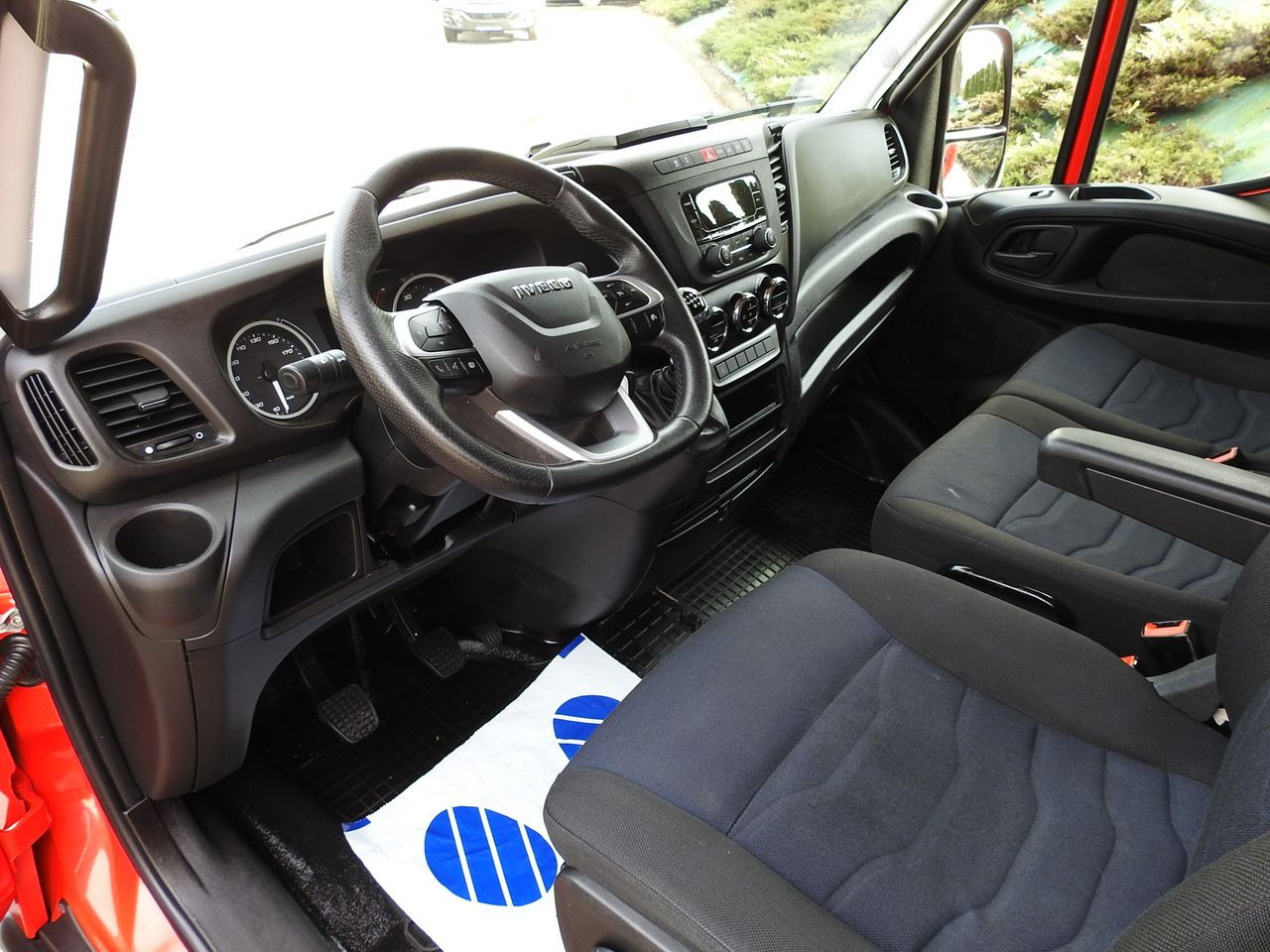 IVECO DAILY 35S18 TARPAULIN 10 PALLETS WEBASTO CRUISE CONTROL LED LIGHTS AIR CONDITIONING 180HP - Carrinha de lona: foto 2 IVECO DAILY 35S18 TARPAULIN 10 PALLETS WEBASTO CRUISE CONTROL LED LIGHTS AIR CONDITIONING 180HP - Carrinha de lona: foto 2