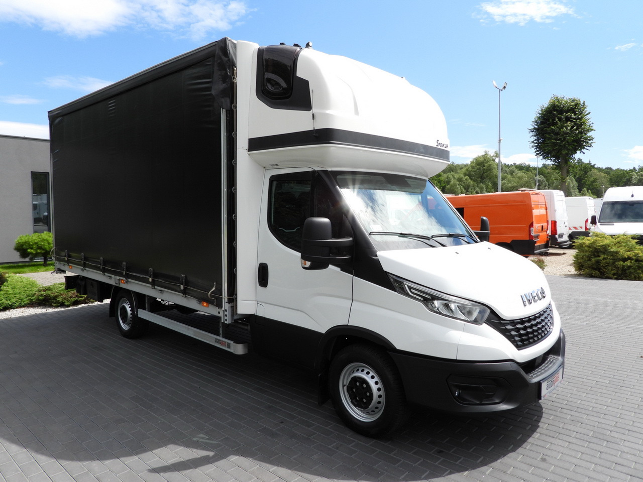 IVECO DAILY 35S18 TARPAULIN 10 PALLETS WEBASTO CRUISE CONTROL LED LIGHTS PNEUMATICS AIR CONDITIONING 180HP - Carrinha de lona: foto 4 IVECO DAILY 35S18 TARPAULIN 10 PALLETS WEBASTO CRUISE CONTROL LED LIGHTS PNEUMATICS AIR CONDITIONING 180HP - Carrinha de lona: foto 4