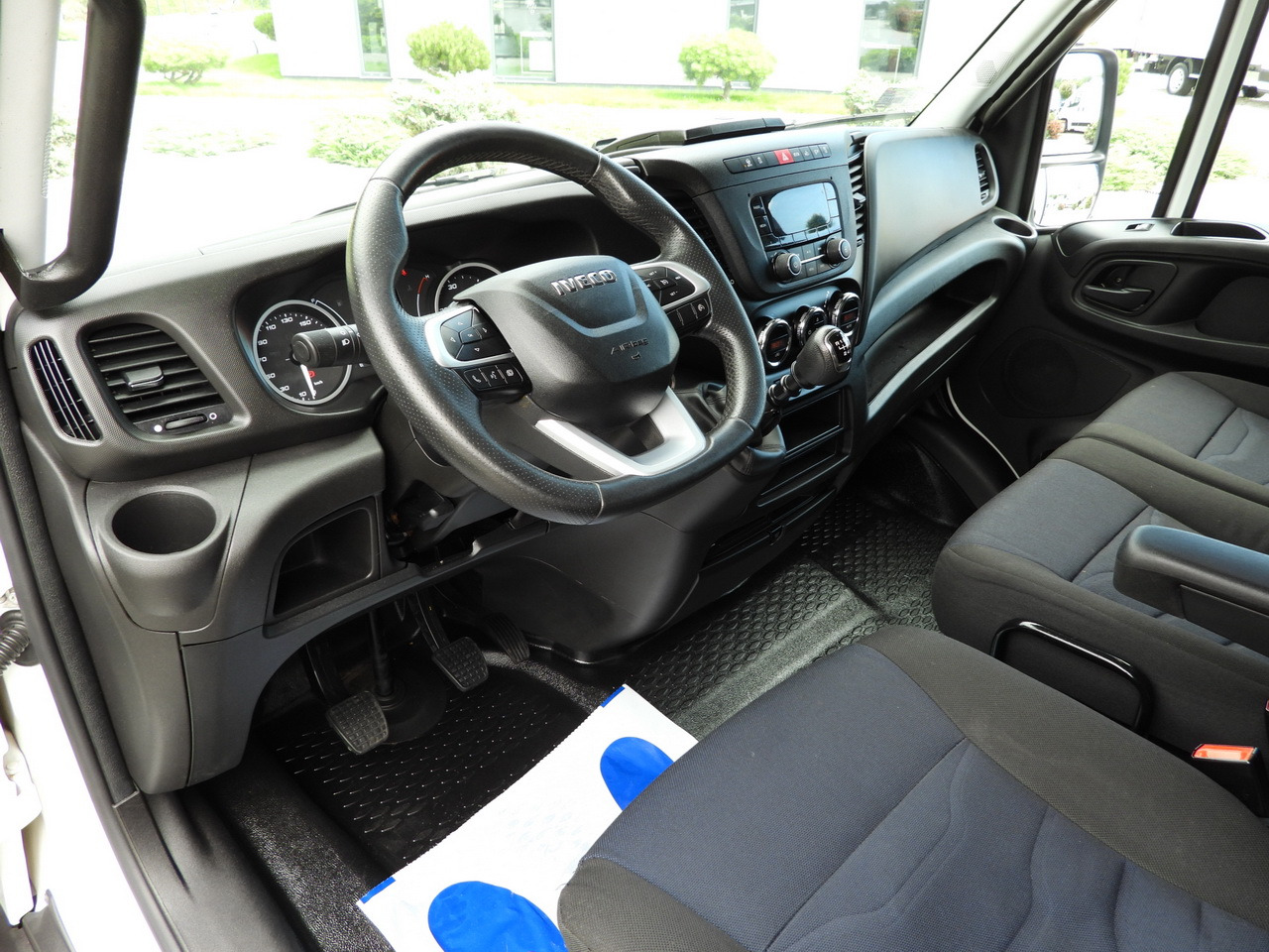 IVECO DAILY 35S18 TARPAULIN 10 PALLETS WEBASTO CRUISE CONTROL LED LIGHTS PNEUMATICS AIR CONDITIONING 180HP - Carrinha de lona: foto 2 IVECO DAILY 35S18 TARPAULIN 10 PALLETS WEBASTO CRUISE CONTROL LED LIGHTS PNEUMATICS AIR CONDITIONING 180HP - Carrinha de lona: foto 2