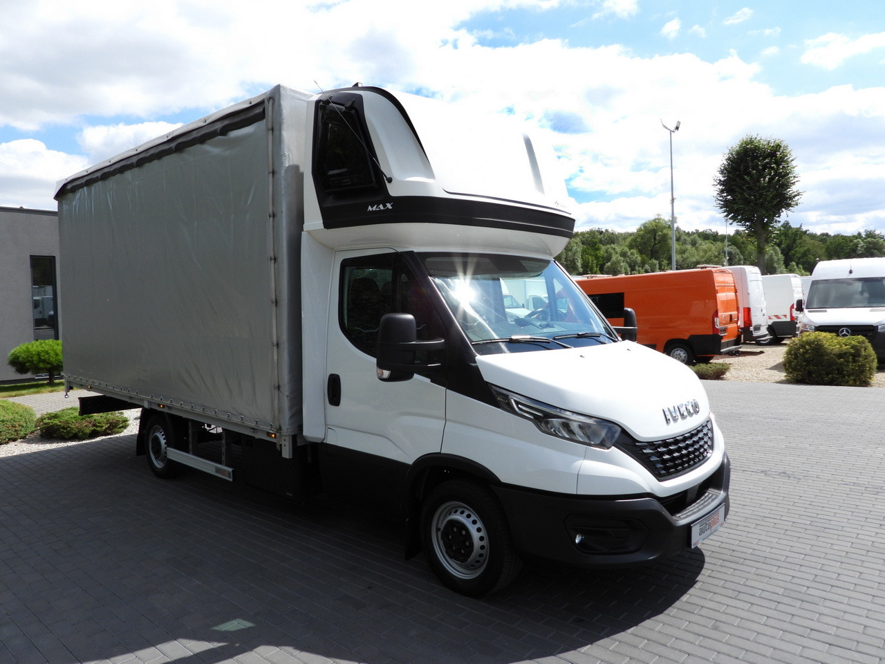 IVECO DAILY 35S18 TARPAULIN 10 PALLETS WEBASTO CRUISE CONTROL NAVIGATION LED LIGHTS AIR CONDITIONING 180HP - Carrinha de lona: foto 4 IVECO DAILY 35S18 TARPAULIN 10 PALLETS WEBASTO CRUISE CONTROL NAVIGATION LED LIGHTS AIR CONDITIONING 180HP - Carrinha de lona: foto 4