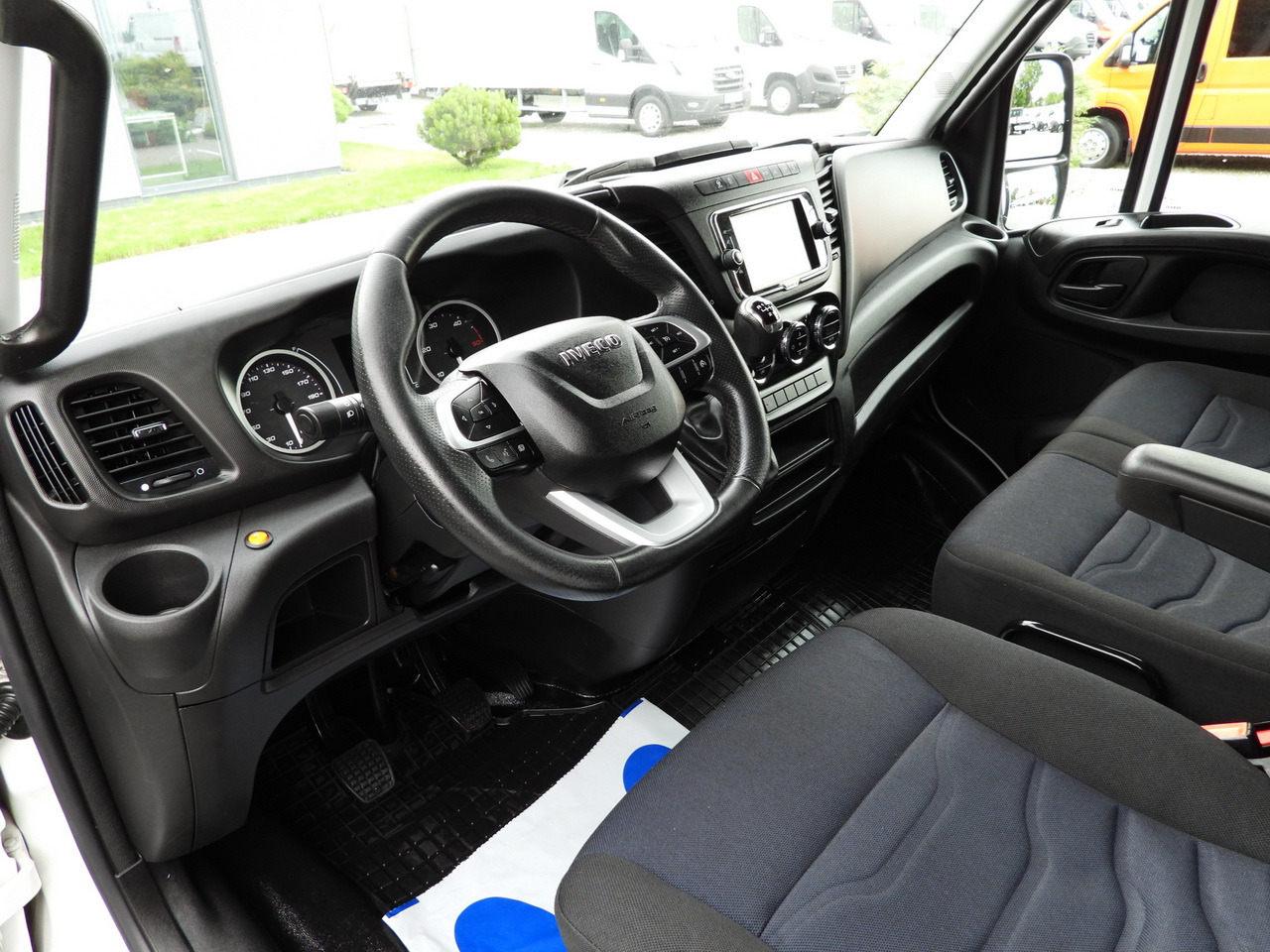 IVECO DAILY 35S18 TARPAULIN 10 PALLETS WEBASTO CRUISE CONTROL NAVIGATION LED LIGHTS AIR CONDITIONING 180HP - Carrinha de lona: foto 2 IVECO DAILY 35S18 TARPAULIN 10 PALLETS WEBASTO CRUISE CONTROL NAVIGATION LED LIGHTS AIR CONDITIONING 180HP - Carrinha de lona: foto 2