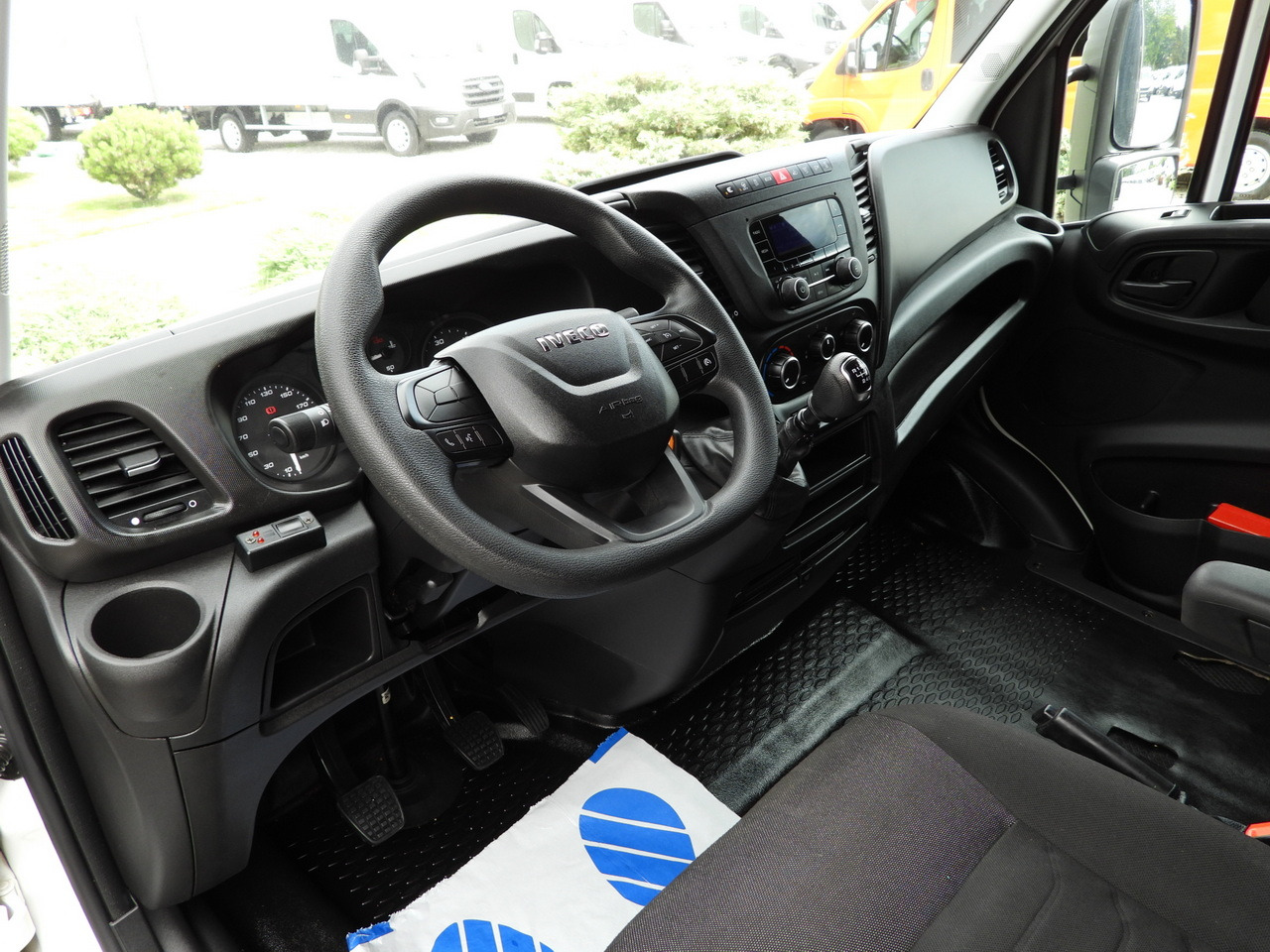 IVECO DAILY 35S18 TARPAULIN LIFT 10 PALLETS WEBASTO CRUISE CONTROL PNEUMATICS AIR CONDITIONING 180HP - Carrinha de lona: foto 2 IVECO DAILY 35S18 TARPAULIN LIFT 10 PALLETS WEBASTO CRUISE CONTROL PNEUMATICS AIR CONDITIONING 180HP - Carrinha de lona: foto 2