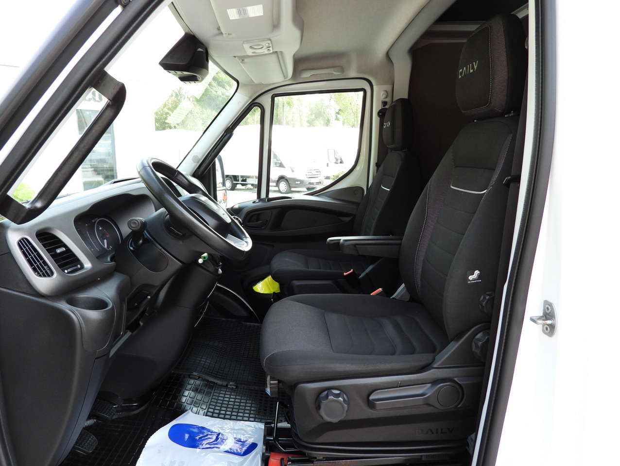Carrinha de lona IVECO DAILY 35S18 TARPAULIN LIFT 8 PALLETS CRUISE CONTROL AIR CONDITIONING  180HP: foto 31