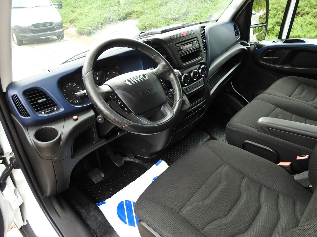 IVECO DAILY 35S18 TARPAULIN LIFT 8 PALLETS CRUISE CONTROL AIR CONDITIONING 180HP - Carrinha de lona: foto 2 IVECO DAILY 35S18 TARPAULIN LIFT 8 PALLETS CRUISE CONTROL AIR CONDITIONING 180HP - Carrinha de lona: foto 2