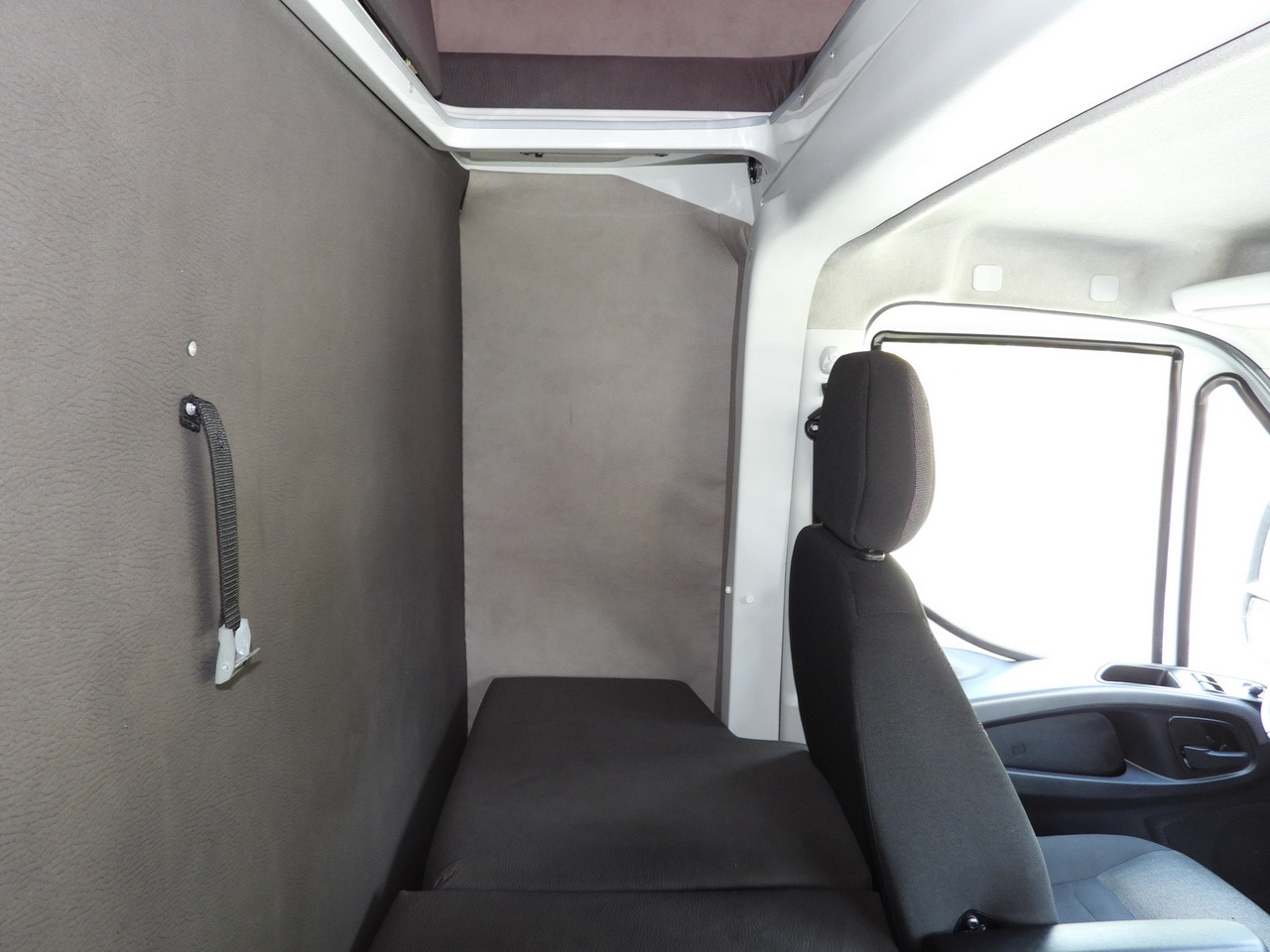 Carrinha de lona IVECO DAILY 35S18 TARPAULIN LIFT 8 PALLETS CRUISE CONTROL AIR CONDITIONING  180HP: foto 48