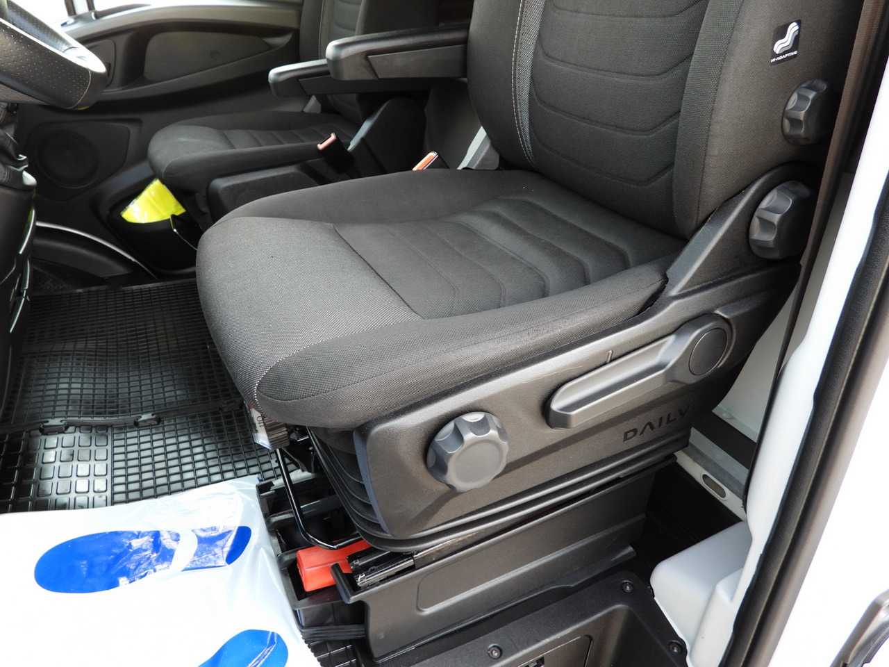 Carrinha de lona IVECO DAILY 35S18 TARPAULIN LIFT 8 PALLETS CRUISE CONTROL AIR CONDITIONING  180HP: foto 32