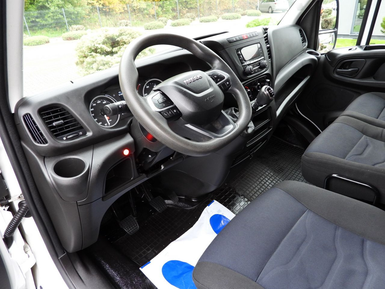 IVECO DAILY 35S18 TARPAULIN LIFT 8 PALLETS WEBASTO CRUISE CONTROL AIR CONDITIONING 180HP - Carrinha de lona: foto 2 IVECO DAILY 35S18 TARPAULIN LIFT 8 PALLETS WEBASTO CRUISE CONTROL AIR CONDITIONING 180HP - Carrinha de lona: foto 2