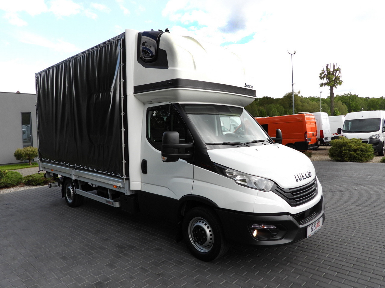IVECO DAILY 35S18 TARPAULIN LIFT 8 PALLETS WEBASTO CRUISE CONTROL AIR CONDITIONING  180HP - Carrinha de lona: foto 4 IVECO DAILY 35S18 TARPAULIN LIFT 8 PALLETS WEBASTO CRUISE CONTROL AIR CONDITIONING  180HP - Carrinha de lona: foto 4