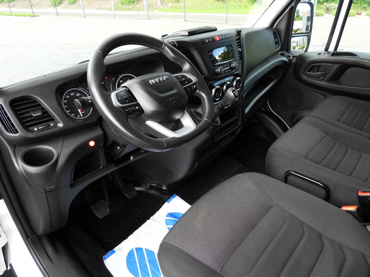 IVECO DAILY 35S18 TARPAULIN LIFT 8 PALLETS WEBASTO CRUISE CONTROL AIR CONDITIONING  180HP - Carrinha de lona: foto 2 IVECO DAILY 35S18 TARPAULIN LIFT 8 PALLETS WEBASTO CRUISE CONTROL AIR CONDITIONING  180HP - Carrinha de lona: foto 2