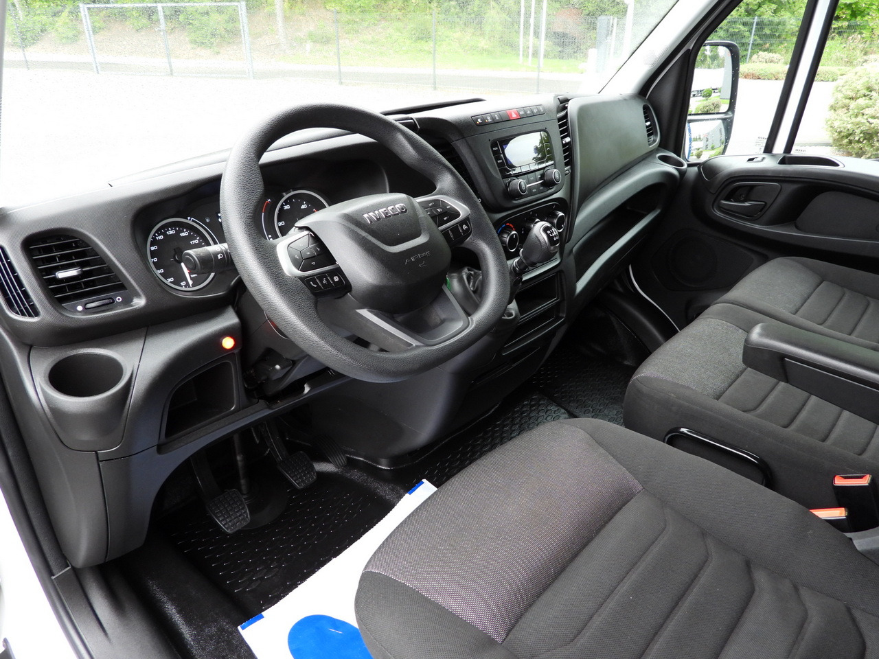 IVECO DAILY 35S18 TARPAULIN LIFT 8 PALLETS WEBASTO CRUISE CONTROL LED LIGHTS AIR CONDITIONING 180HP - Carrinha de lona: foto 2 IVECO DAILY 35S18 TARPAULIN LIFT 8 PALLETS WEBASTO CRUISE CONTROL LED LIGHTS AIR CONDITIONING 180HP - Carrinha de lona: foto 2