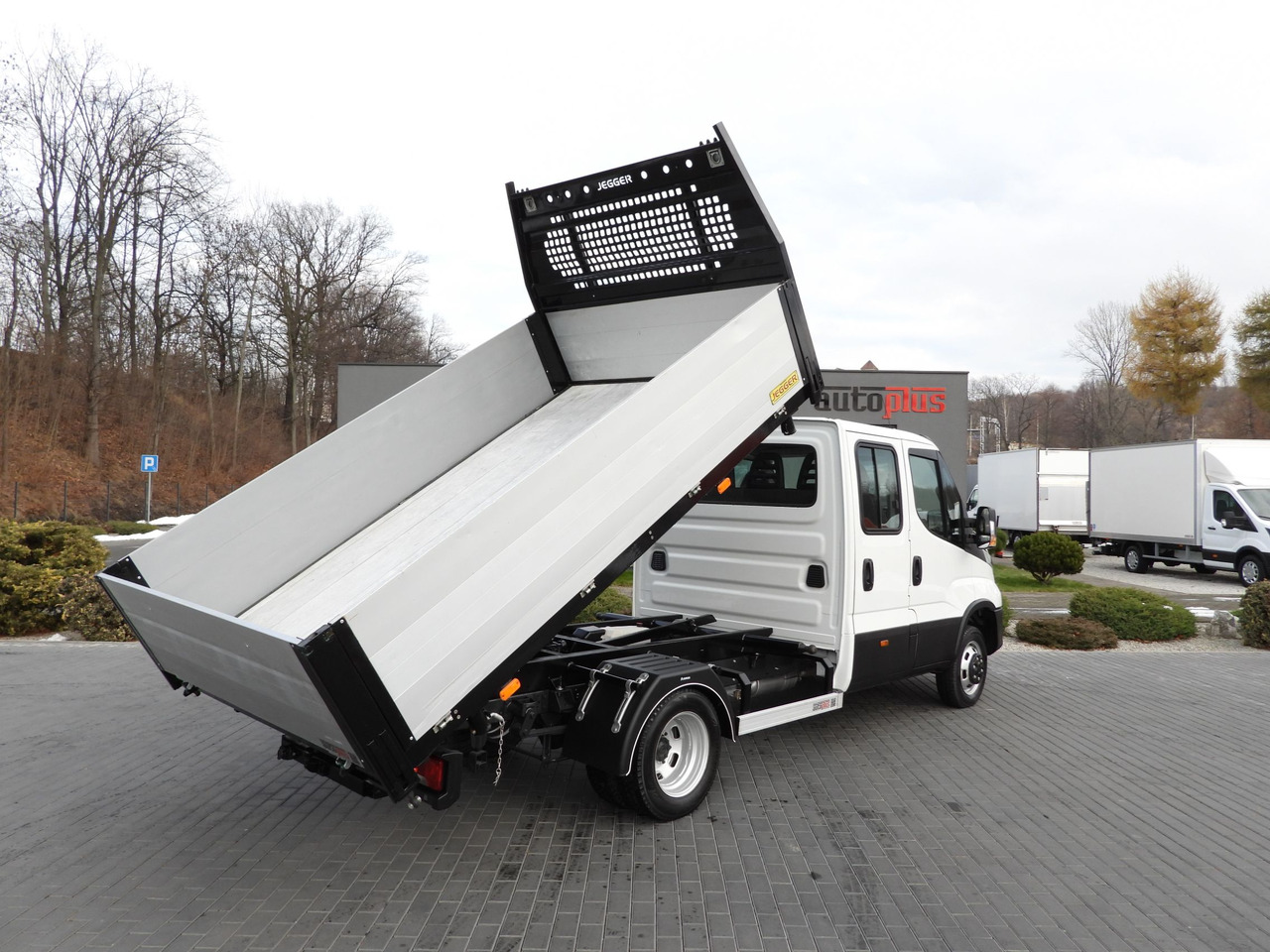 IVECO DAILY 50C16 THREE-WAY TIPPER DOUBLE CABIN DOKA 6 SEATS CRUISE CONTROL PNEUMATICS TWIN WHEELS AIR CONDITIONING 160HP - Carrinha basculante: foto 3 IVECO DAILY 50C16 THREE-WAY TIPPER DOUBLE CABIN DOKA 6 SEATS CRUISE CONTROL PNEUMATICS TWIN WHEELS AIR CONDITIONING 160HP - Carrinha basculante: foto 3