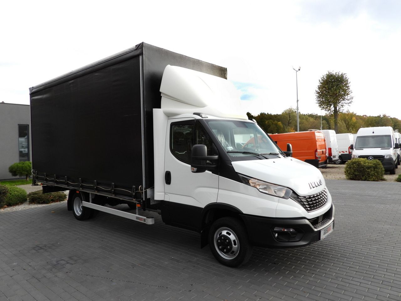 IVECO DAILY 50C17 TARPAULIN 10 PALLETS CRUISE CONTROL PNEUMATICS TWIN WHEELS AIR CONDITIONING 180HP - Carrinha de lona: foto 4 IVECO DAILY 50C17 TARPAULIN 10 PALLETS CRUISE CONTROL PNEUMATICS TWIN WHEELS AIR CONDITIONING 180HP - Carrinha de lona: foto 4