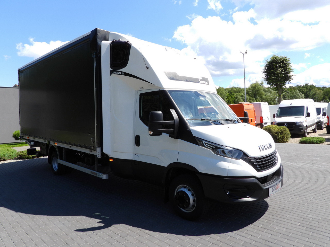 IVECO DAILY 70C18 TARPAULIN LIFT 14 PALLETS WEBASTO CRUISE CONTROL LED LIGHTS TWIN WHEELS AIR CONDITIONING 180HP - Carrinha de lona: foto 4 IVECO DAILY 70C18 TARPAULIN LIFT 14 PALLETS WEBASTO CRUISE CONTROL LED LIGHTS TWIN WHEELS AIR CONDITIONING 180HP - Carrinha de lona: foto 4