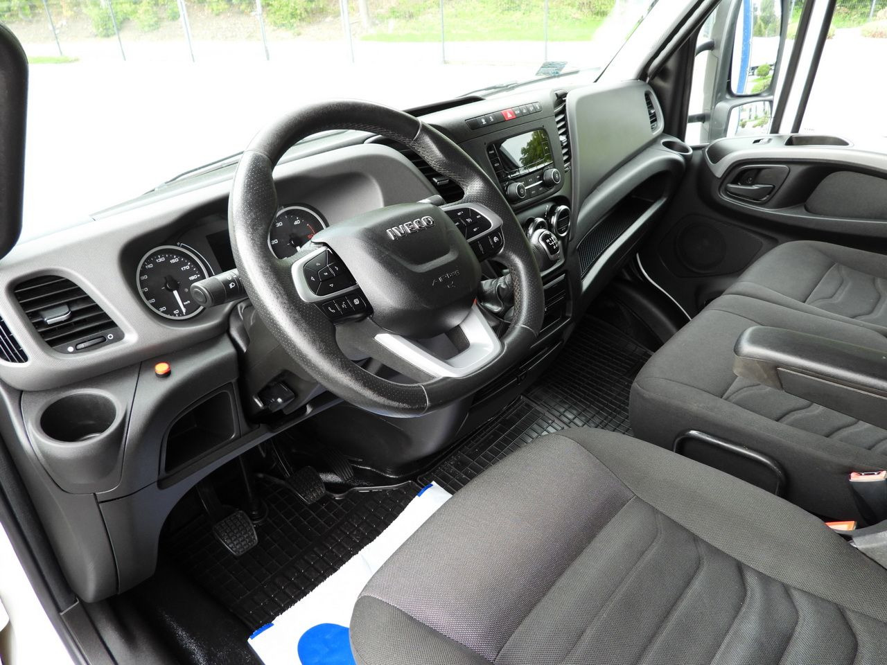 IVECO DAILY 72C18 TARPAULIN LIFT 14 PALLETS WEBASTO CRUISE CONTROL LED LIGHTS TWIN WHEELS AIR CONDITIONING 180HP - Camião de lona: foto 2 IVECO DAILY 72C18 TARPAULIN LIFT 14 PALLETS WEBASTO CRUISE CONTROL LED LIGHTS TWIN WHEELS AIR CONDITIONING 180HP - Camião de lona: foto 2