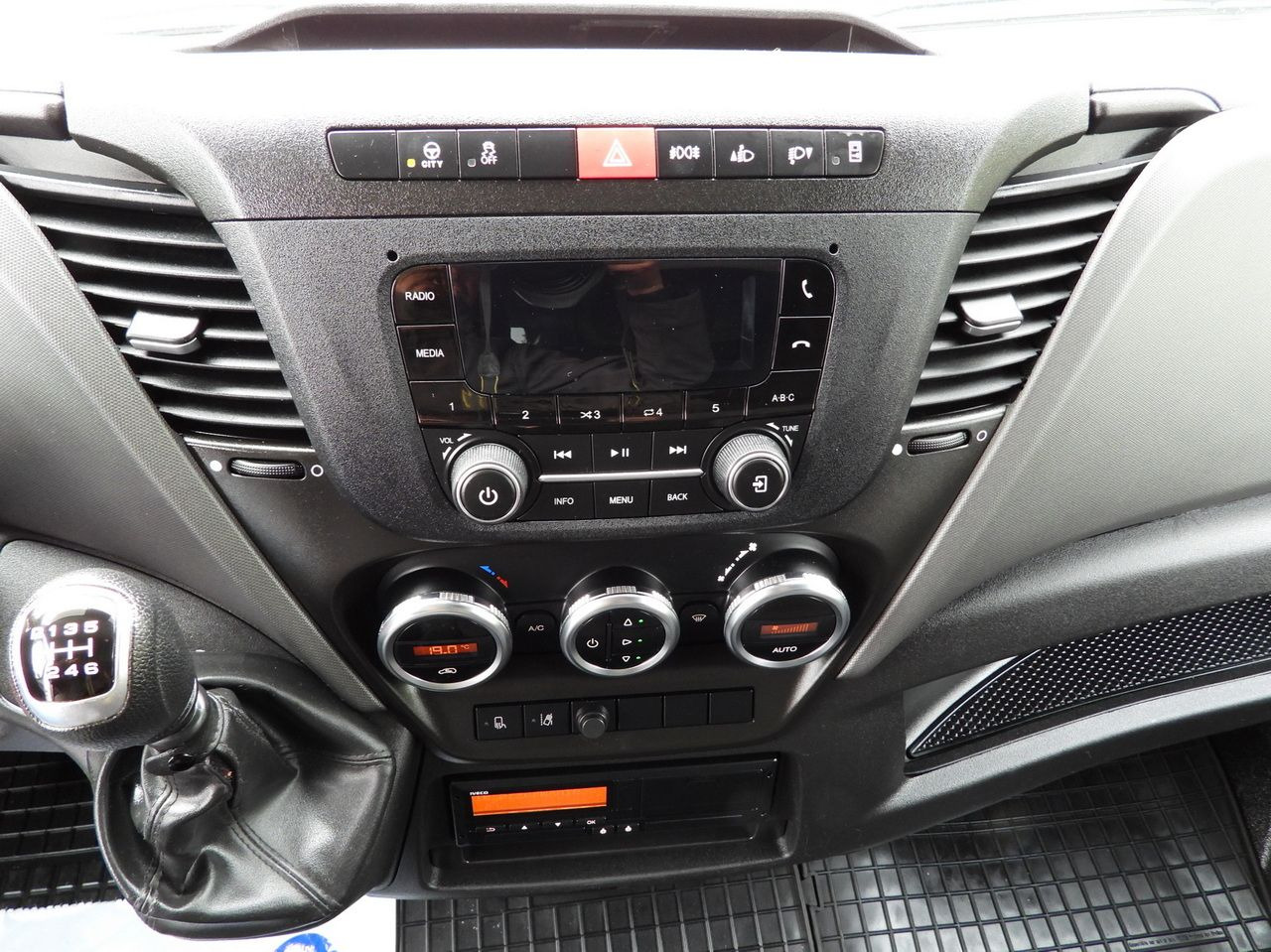 Camião de lona IVECO DAILY 72C18 TARPAULIN LIFT 14 PALLETS WEBASTO CRUISE CONTROL LED LIGHTS TWIN WHEELS AIR CONDITIONING  180HP: foto 42