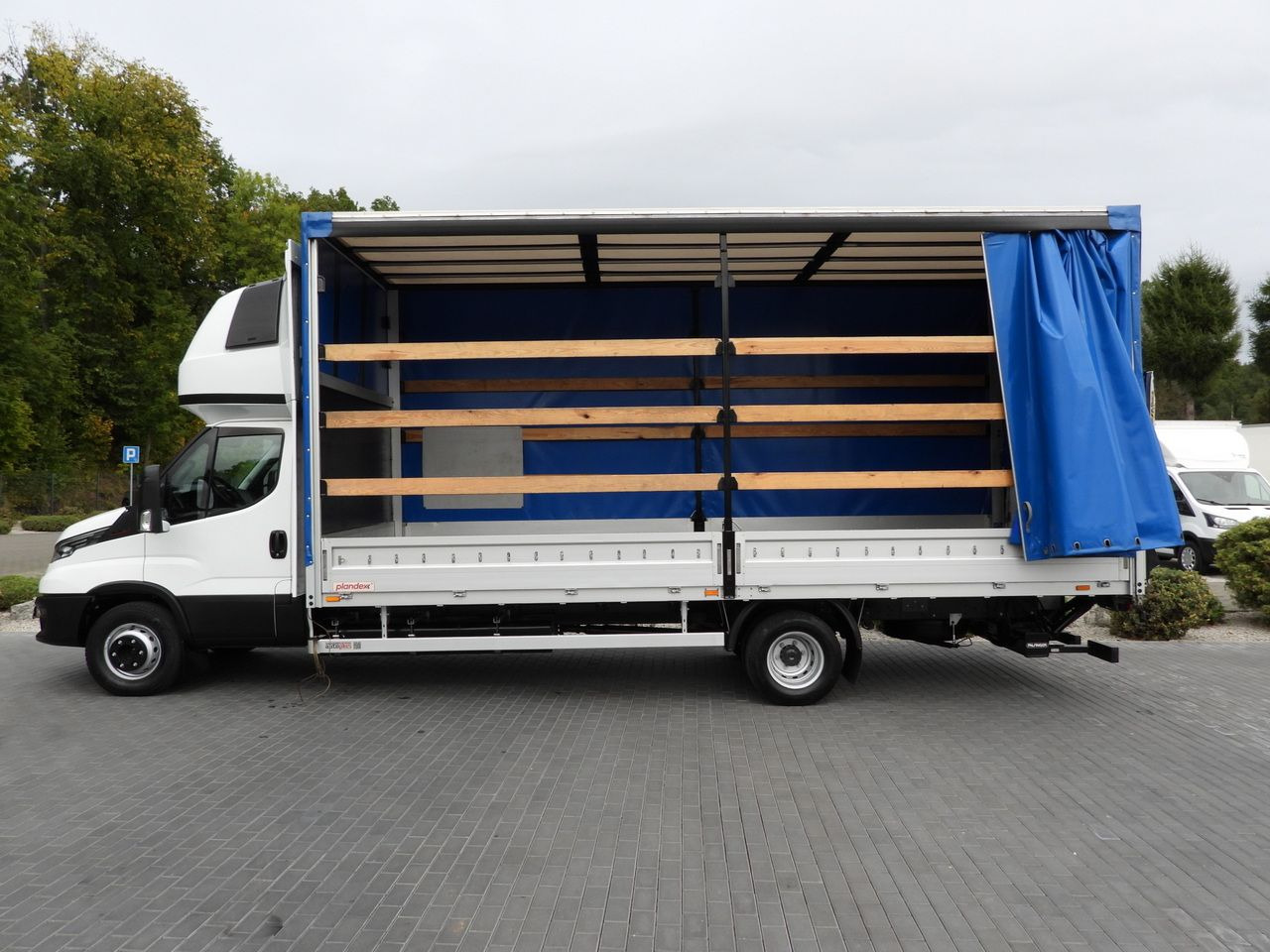 Camião de lona IVECO DAILY 72C18 TARPAULIN LIFT 14 PALLETS WEBASTO CRUISE CONTROL LED LIGHTS TWIN WHEELS AIR CONDITIONING  180HP: foto 8