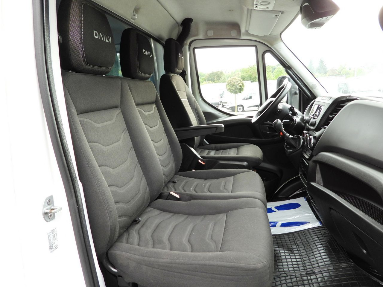 Camião de lona IVECO DAILY 72C18 TARPAULIN LIFT 14 PALLETS WEBASTO CRUISE CONTROL LED LIGHTS TWIN WHEELS AIR CONDITIONING  180HP: foto 48