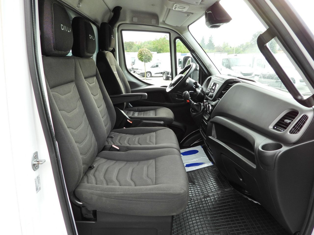 Camião de lona IVECO DAILY 72C18 TARPAULIN LIFT 14 PALLETS WEBASTO CRUISE CONTROL LED LIGHTS TWIN WHEELS AIR CONDITIONING  180HP: foto 47