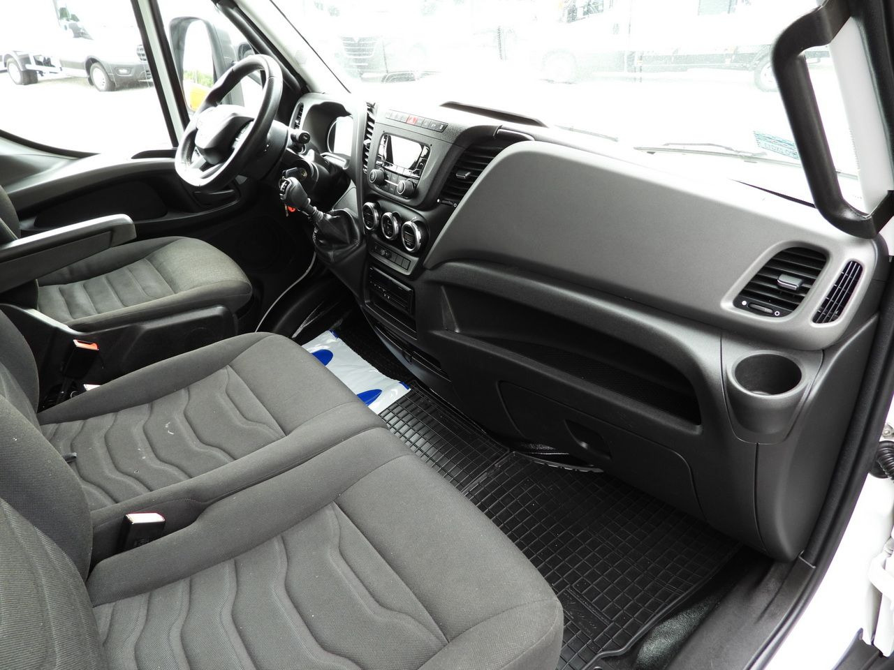 Camião de lona IVECO DAILY 72C18 TARPAULIN LIFT 14 PALLETS WEBASTO CRUISE CONTROL LED LIGHTS TWIN WHEELS AIR CONDITIONING  180HP: foto 49