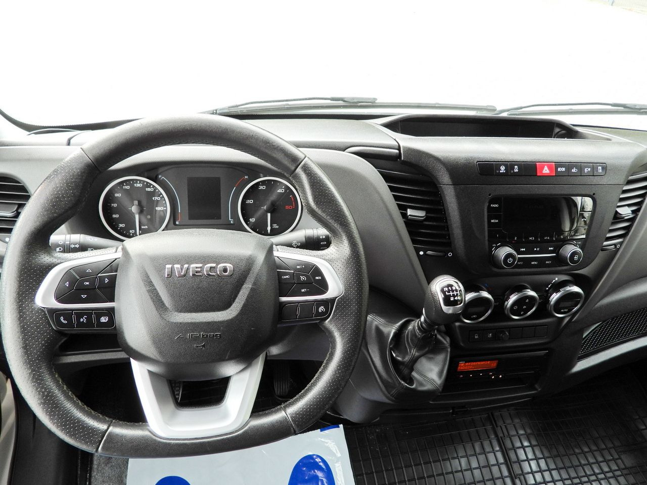 Camião de lona IVECO DAILY 72C18 TARPAULIN LIFT 14 PALLETS WEBASTO CRUISE CONTROL LED LIGHTS TWIN WHEELS AIR CONDITIONING  180HP: foto 36
