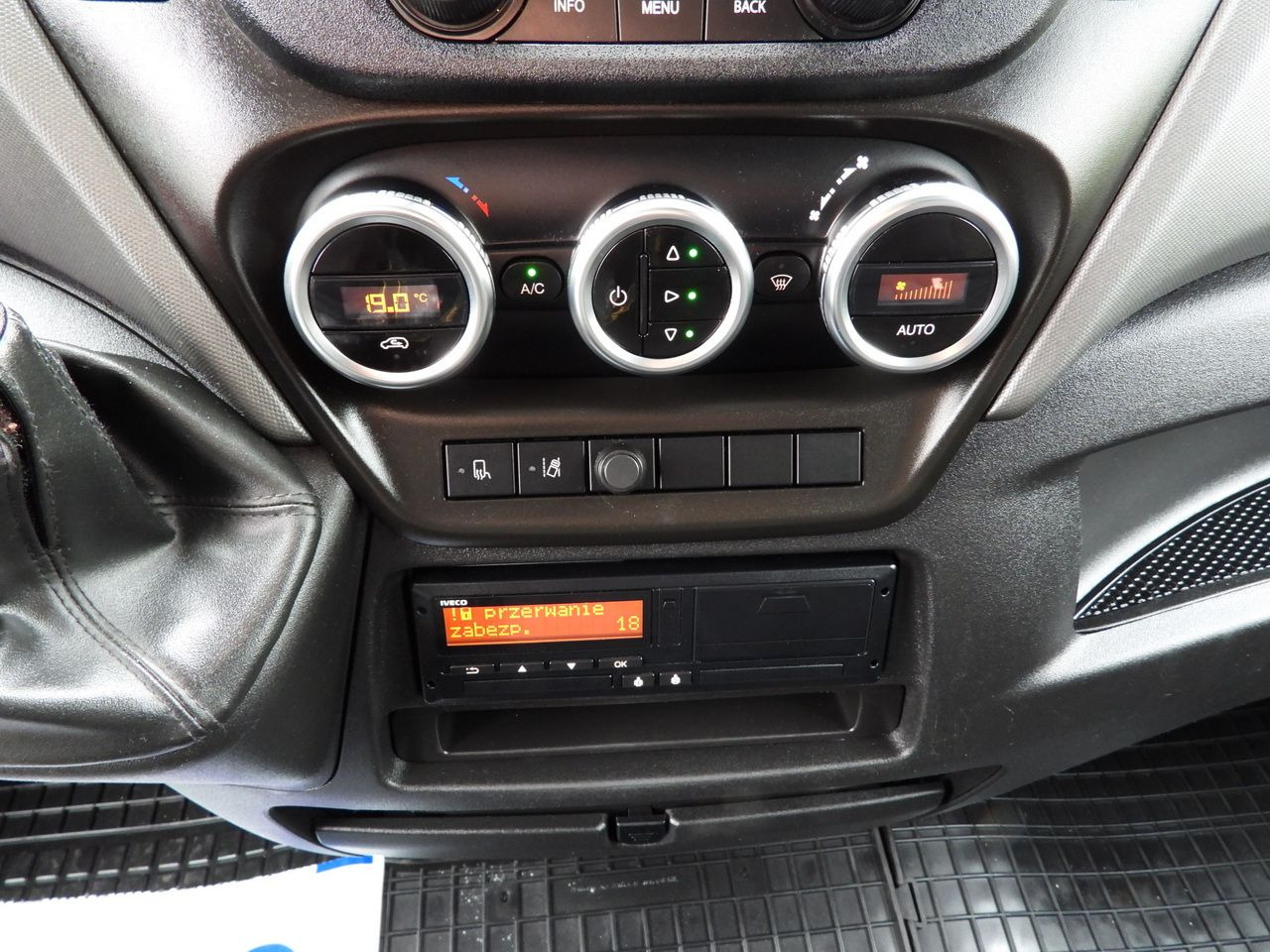 Camião de lona IVECO DAILY 72C18 TARPAULIN LIFT 14 PALLETS WEBASTO CRUISE CONTROL LED LIGHTS TWIN WHEELS AIR CONDITIONING  180HP: foto 44