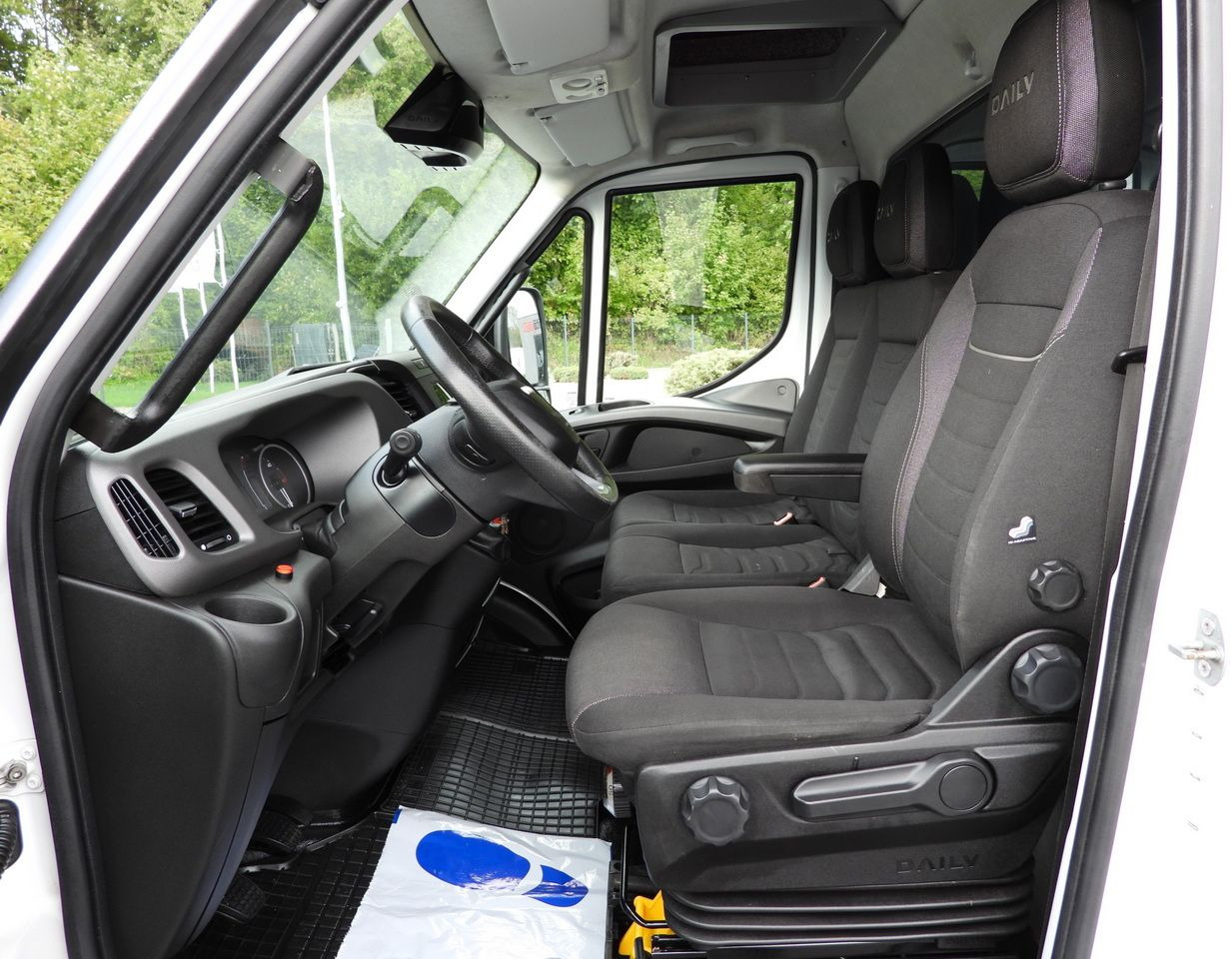 Camião de lona IVECO DAILY 72C18 TARPAULIN LIFT 14 PALLETS WEBASTO CRUISE CONTROL LED LIGHTS TWIN WHEELS AIR CONDITIONING  180HP: foto 33