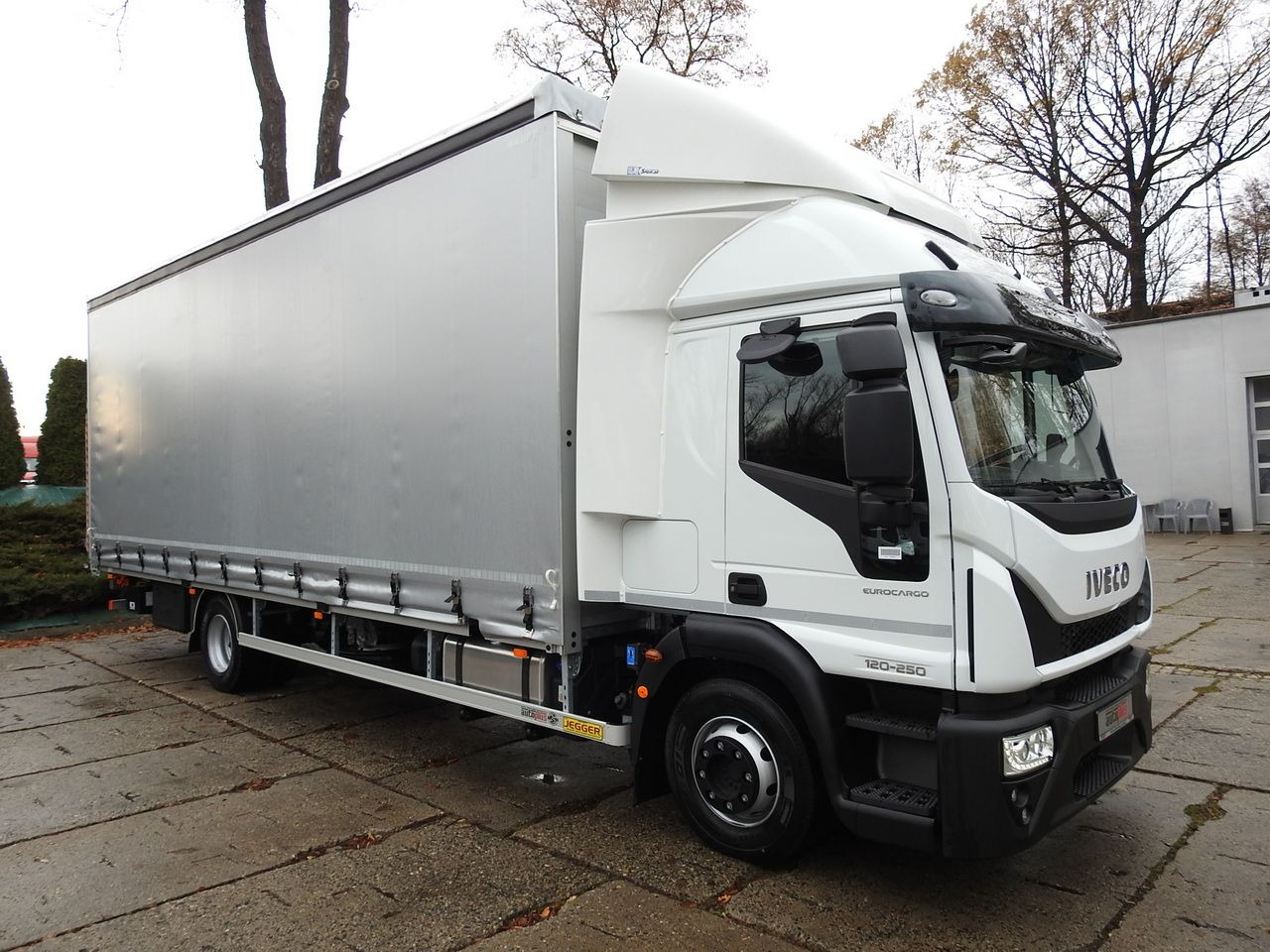 IVECO EUROCARGO 120-250 NEW TARPAULIN LIFT 18 PALLETS WEBASTO CRUISE CONTROL AIR CONDITIONING LED LIGHTS PNEUMATICS AUTOMATIC TRANSMISSION HI-MATIC 250HP - Camião de lona: foto 4 IVECO EUROCARGO 120-250 NEW TARPAULIN LIFT 18 PALLETS WEBASTO CRUISE CONTROL AIR CONDITIONING LED LIGHTS PNEUMATICS AUTOMATIC TRANSMISSION HI-MATIC 250HP - Camião de lona: foto 4