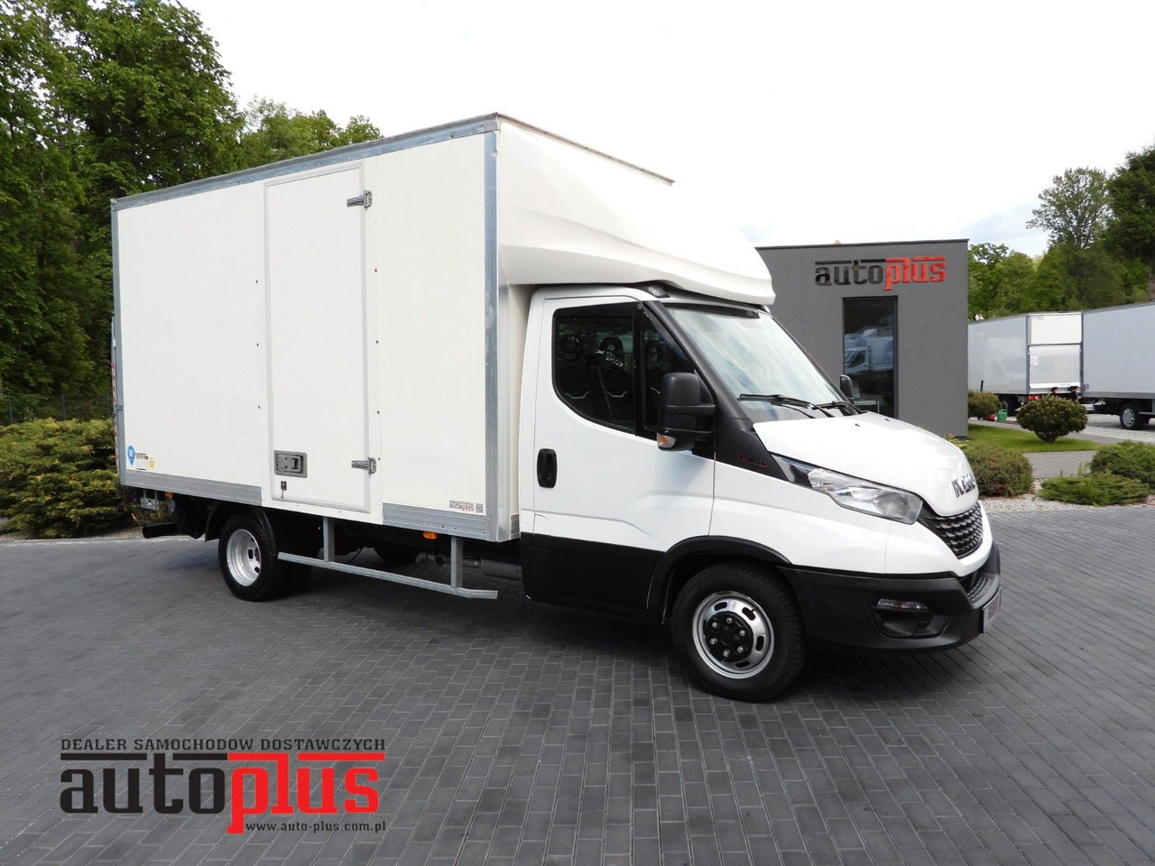 Iveco DAILY 35C16 KOFFER AUFZUG 8 PALETTEN TEMPOMAT Iveco DAILY 35C16 KOFFER AUFZUG 8 PALETTEN TEMPOMAT - Carrinha de contentor: foto 1 Iveco DAILY 35C16 KOFFER AUFZUG 8 PALETTEN TEMPOMAT Iveco DAILY 35C16 KOFFER AUFZUG 8 PALETTEN TEMPOMAT - Carrinha de contentor: foto 1