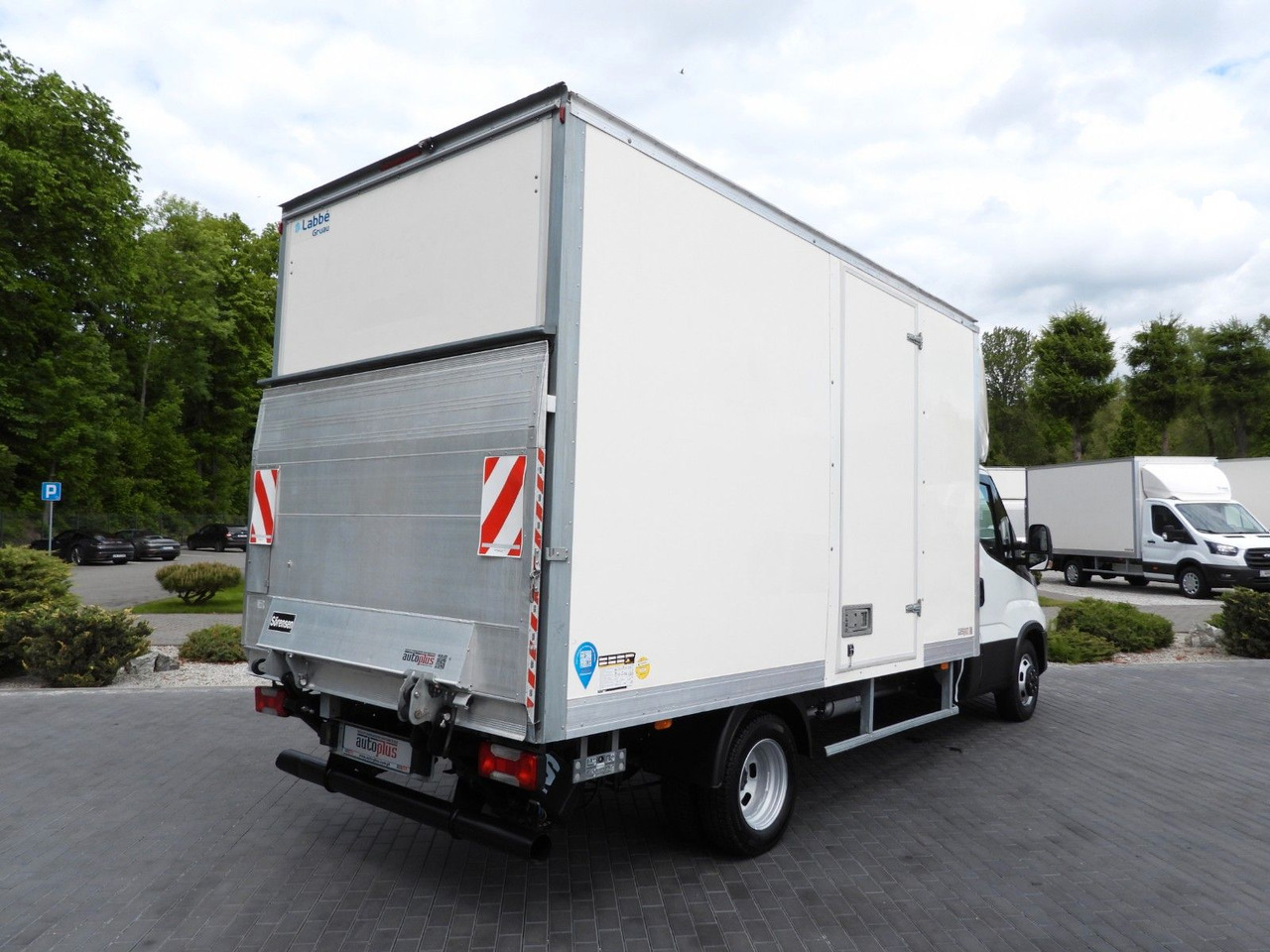Iveco DAILY 35C16 KOFFER AUFZUG 8 PALETTEN TEMPOMAT Iveco DAILY 35C16 KOFFER AUFZUG 8 PALETTEN TEMPOMAT - Carrinha de contentor: foto 3 Iveco DAILY 35C16 KOFFER AUFZUG 8 PALETTEN TEMPOMAT Iveco DAILY 35C16 KOFFER AUFZUG 8 PALETTEN TEMPOMAT - Carrinha de contentor: foto 3