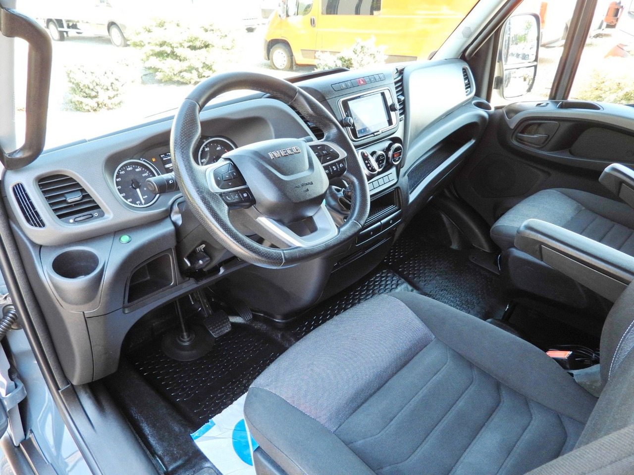 Iveco DAILY 35S18 PRITSCHE PLANE 10 PALETTEN WEBASTO - Carrinha de lona, Carrinha cabine dupla: foto 2 Iveco DAILY 35S18 PRITSCHE PLANE 10 PALETTEN WEBASTO - Carrinha de lona, Carrinha cabine dupla: foto 2