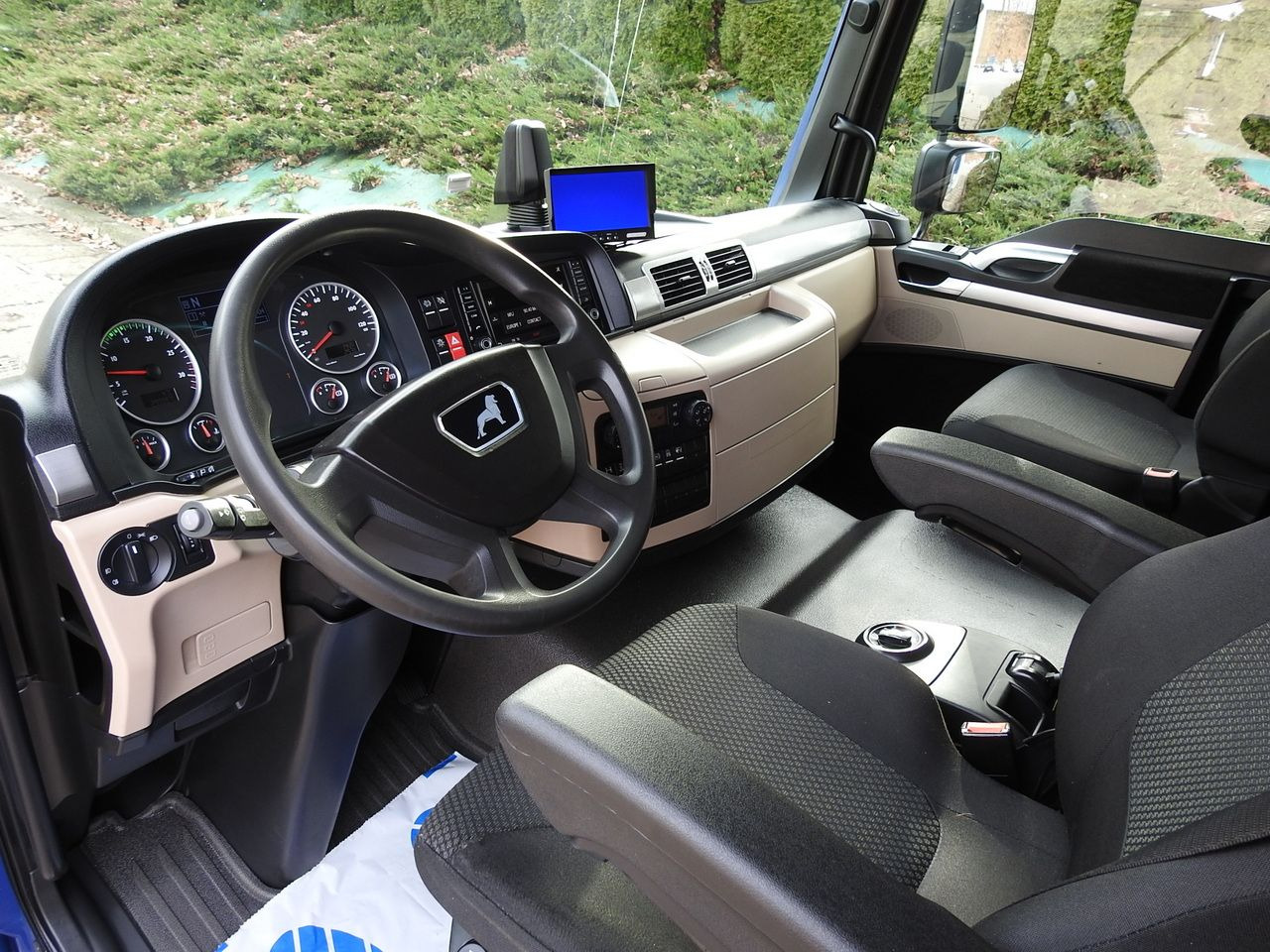 MAN TGL 12.220 BOX LIFT 18 PALLETS CRUISE CONTROLAIR CONDITIONING PNEUMATICS AUTOMATIC TWIN WHEELS  220HP - Carrinha de contentor: foto 2 MAN TGL 12.220 BOX LIFT 18 PALLETS CRUISE CONTROLAIR CONDITIONING PNEUMATICS AUTOMATIC TWIN WHEELS  220HP - Carrinha de contentor: foto 2