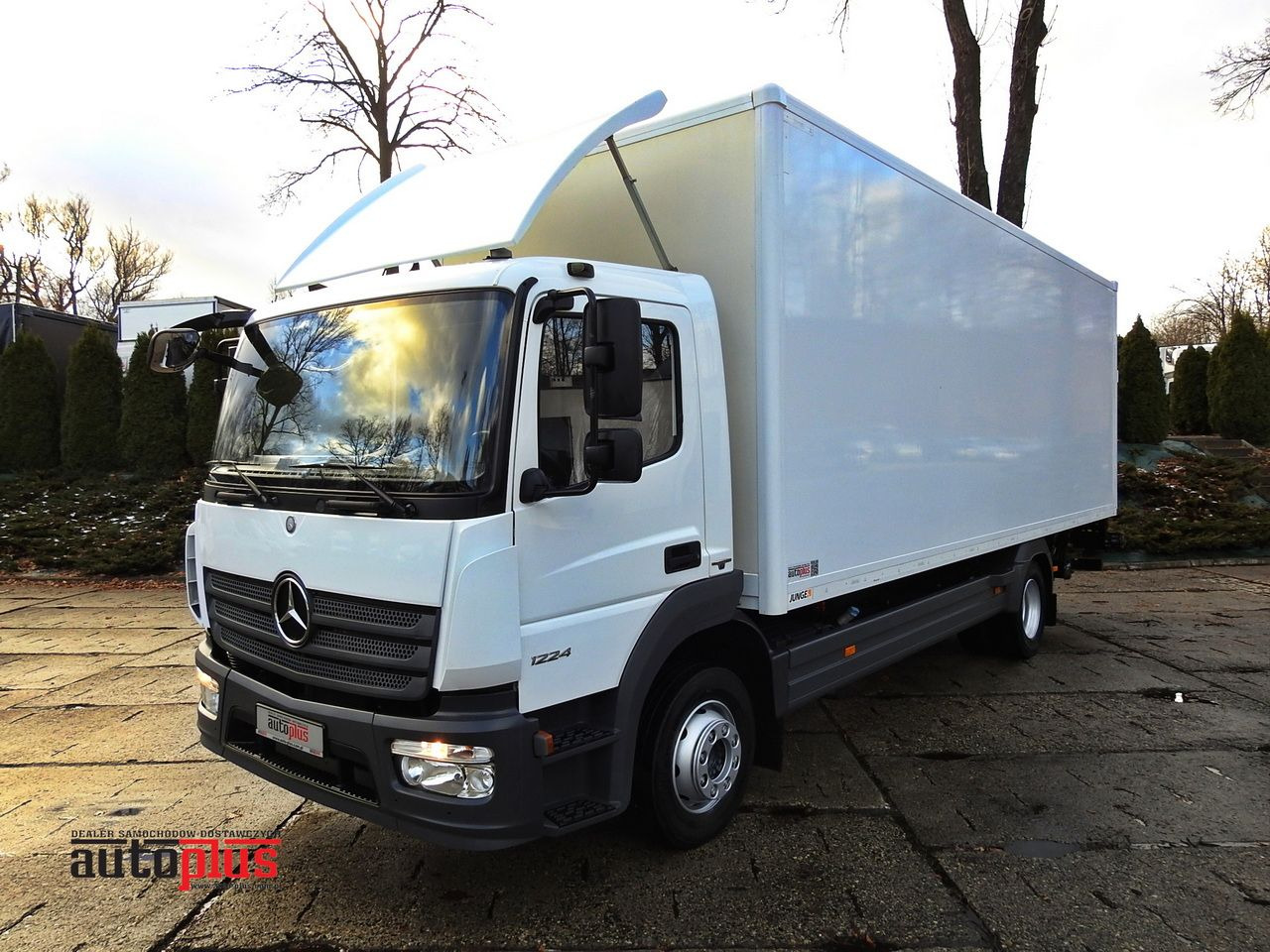 MERCEDES ATEGO 12.24 BOX LIFT 18 PALLETS CRUISE CONTROL AUTOMATIC TRANSMISSION TWIN WHEELS AIR CONDITIONING 240HP - Camião furgão: foto 1 MERCEDES ATEGO 12.24 BOX LIFT 18 PALLETS CRUISE CONTROL AUTOMATIC TRANSMISSION TWIN WHEELS AIR CONDITIONING 240HP - Camião furgão: foto 1