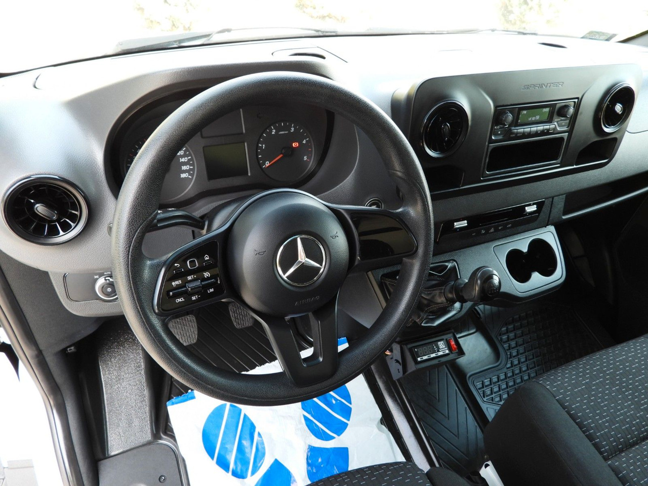 Mercedes-Benz SPRINTER 316 KÜHLKOFFER 0*C AUFZUG 8 PALETTEN - Carrinha frigorífica: foto 2 Mercedes-Benz SPRINTER 316 KÜHLKOFFER 0*C AUFZUG 8 PALETTEN - Carrinha frigorífica: foto 2