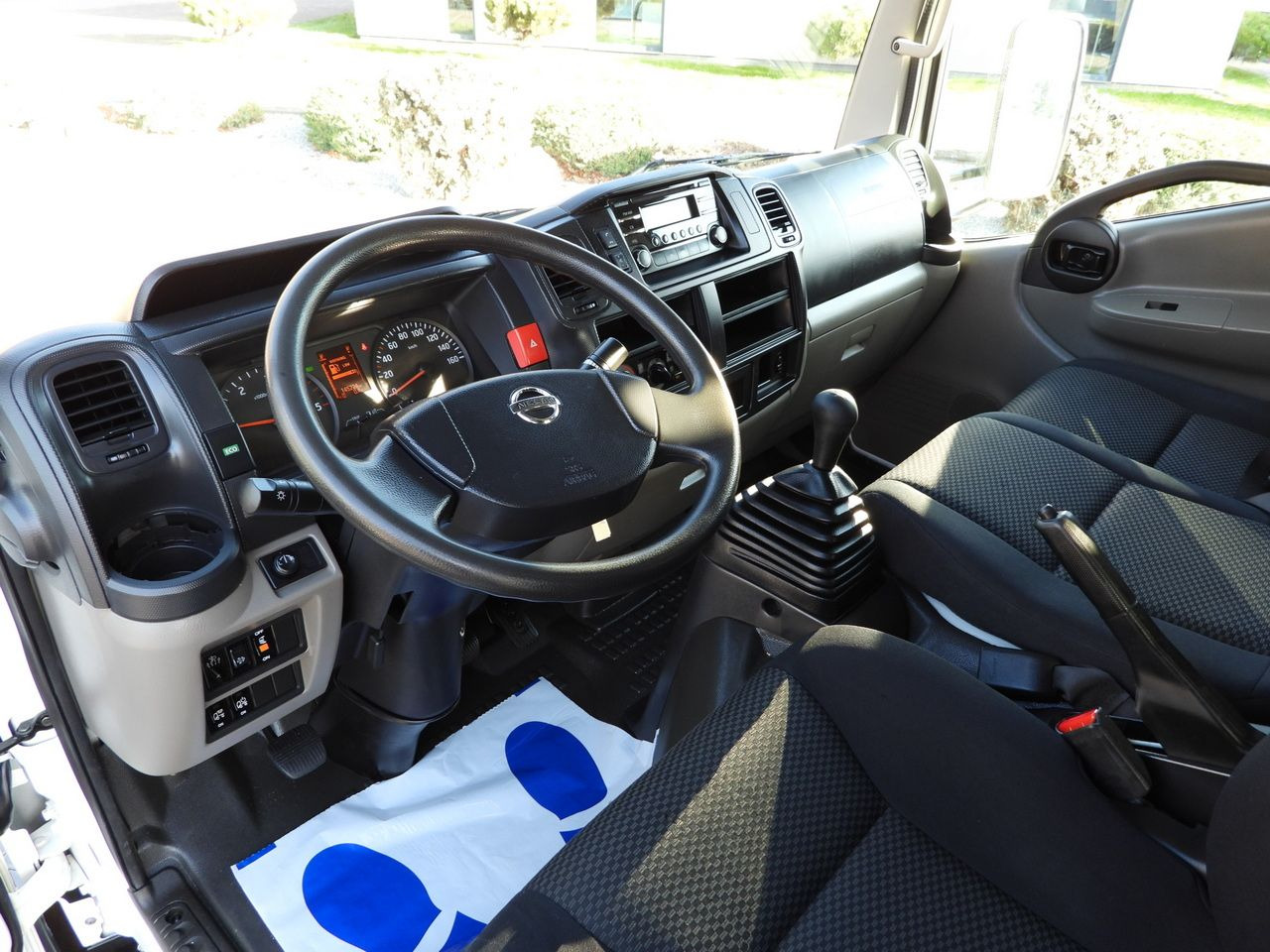 NISSAN CABSTAR NT400 STAKE BODY DOUBLE CABIN DOKA 6 SEATS TWIN WHEELS AIR CONDITIONING 130HP - Carrinha cabine dupla: foto 2 NISSAN CABSTAR NT400 STAKE BODY DOUBLE CABIN DOKA 6 SEATS TWIN WHEELS AIR CONDITIONING 130HP - Carrinha cabine dupla: foto 2