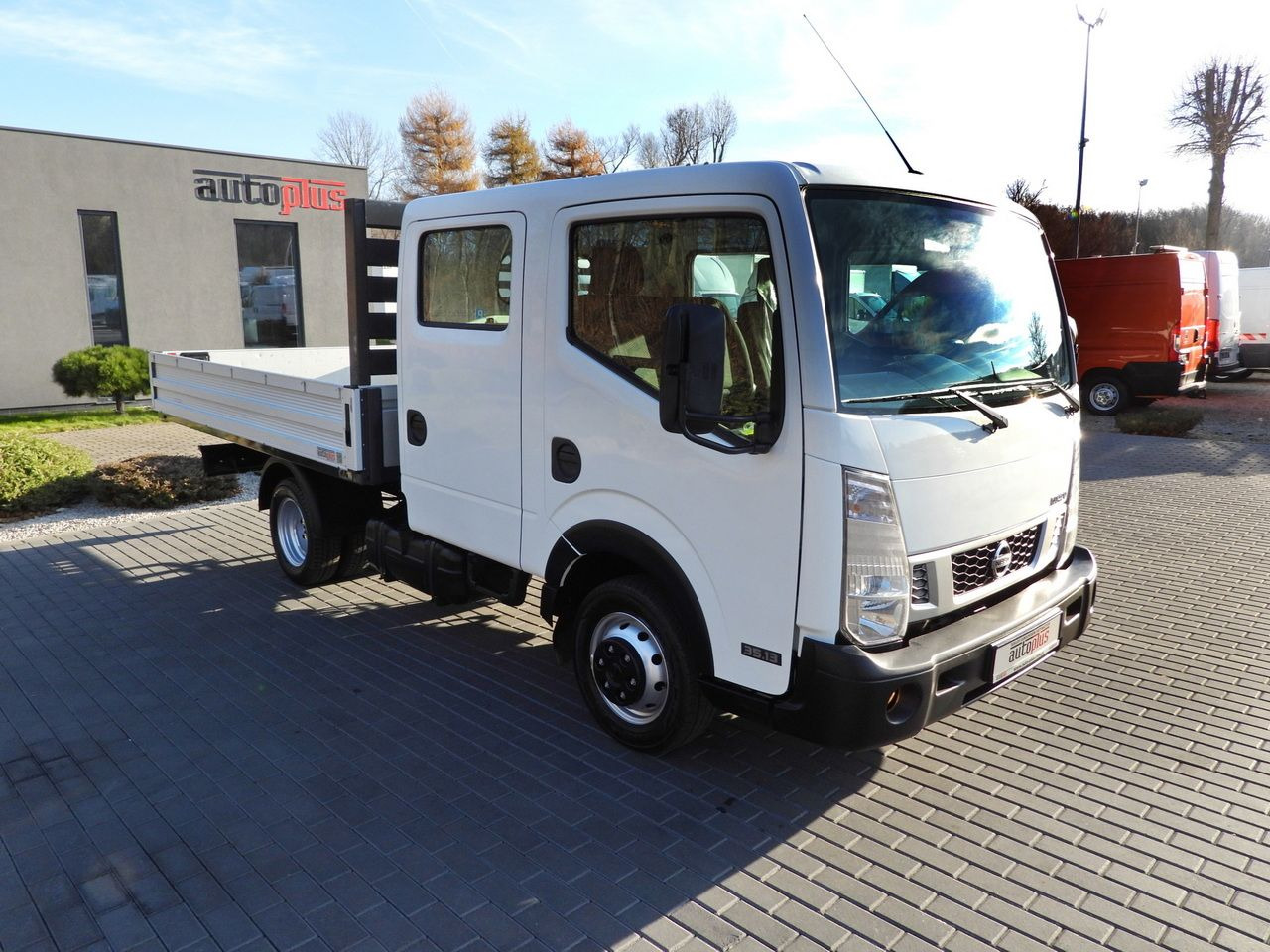 NISSAN CABSTAR NT400 STAKE BODY DOUBLE CABIN DOKA 6 SEATS TWIN WHEELS AIR CONDITIONING 130HP - Carrinha cabine dupla: foto 4 NISSAN CABSTAR NT400 STAKE BODY DOUBLE CABIN DOKA 6 SEATS TWIN WHEELS AIR CONDITIONING 130HP - Carrinha cabine dupla: foto 4