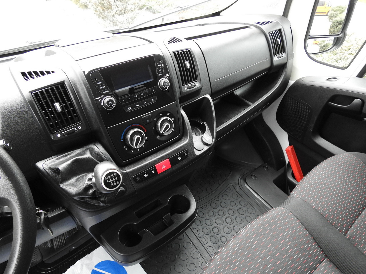 Carrinha de contentor PEUGEOT BOXER BOX LIFT 8 PALLETS CRUISE CONTROL AIR CONDITIONING  140HP: foto 29