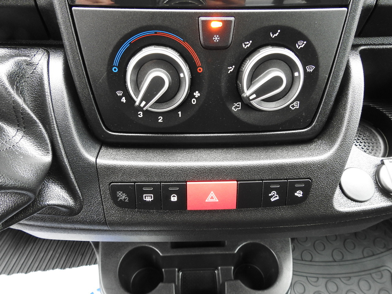 Carrinha de contentor PEUGEOT BOXER BOX LIFT 8 PALLETS CRUISE CONTROL AIR CONDITIONING  140HP: foto 32