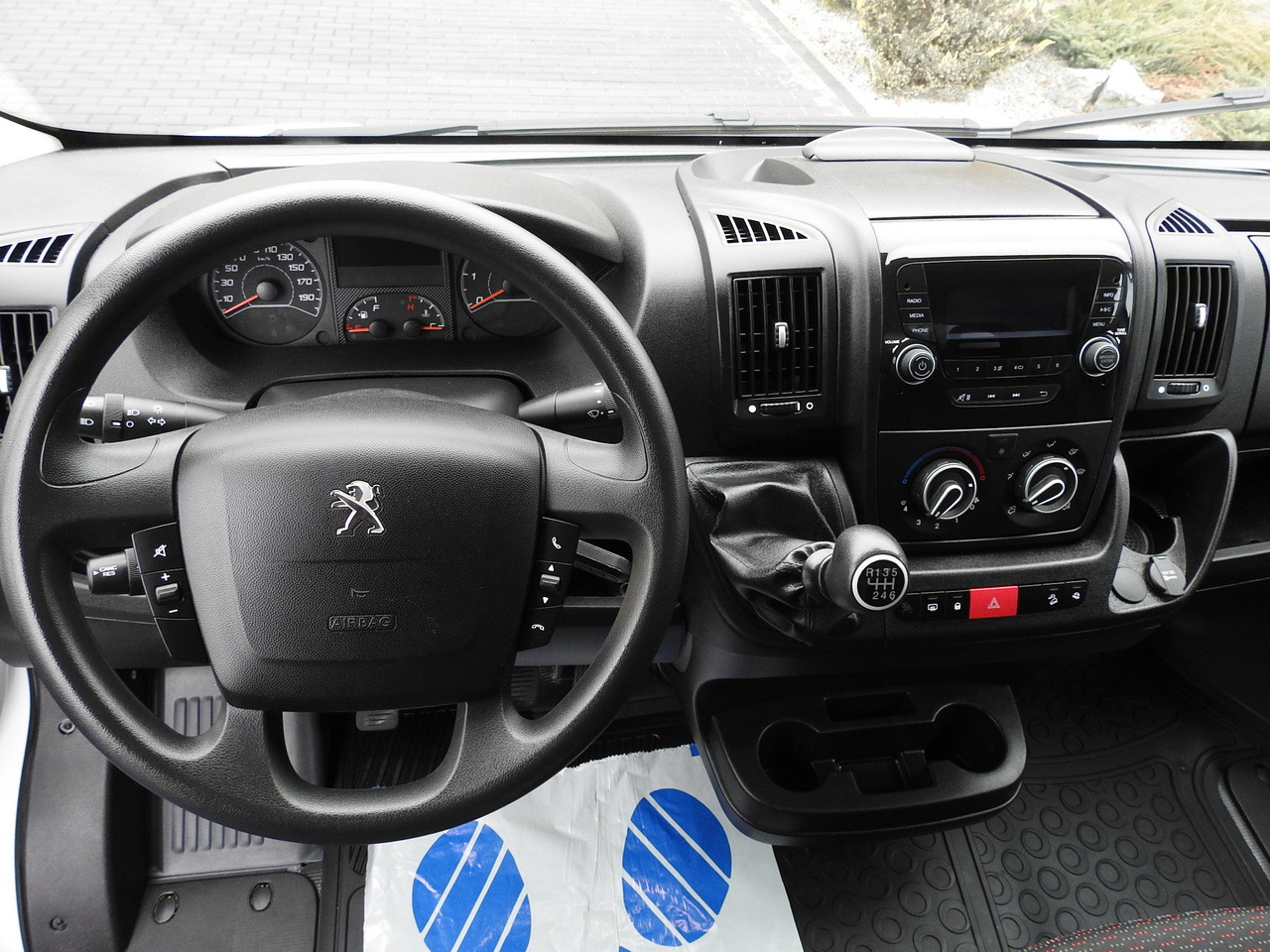 Carrinha de contentor PEUGEOT BOXER BOX LIFT 8 PALLETS CRUISE CONTROL AIR CONDITIONING  140HP: foto 27