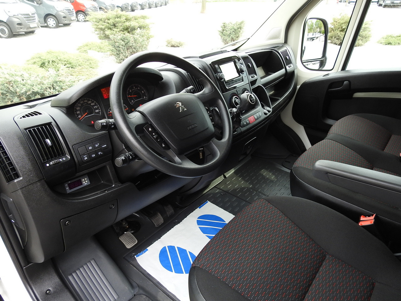 PEUGEOT BOXER REFRIGERATOR VAN 0*C CRUISE CONTROL NAVIGATION AIR CONDITIONING 135HP - Carrinha frigorífica: foto 2 PEUGEOT BOXER REFRIGERATOR VAN 0*C CRUISE CONTROL NAVIGATION AIR CONDITIONING 135HP - Carrinha frigorífica: foto 2