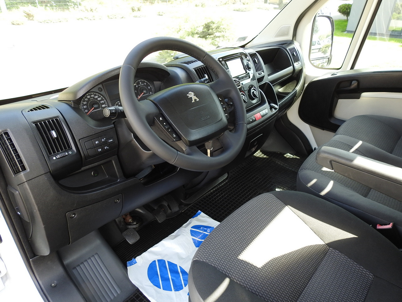 PEUGEOT BOXER THREE-WAY TIPPER AIR CONDITIONING 130HP - Carrinha basculante: foto 2 PEUGEOT BOXER THREE-WAY TIPPER AIR CONDITIONING 130HP - Carrinha basculante: foto 2