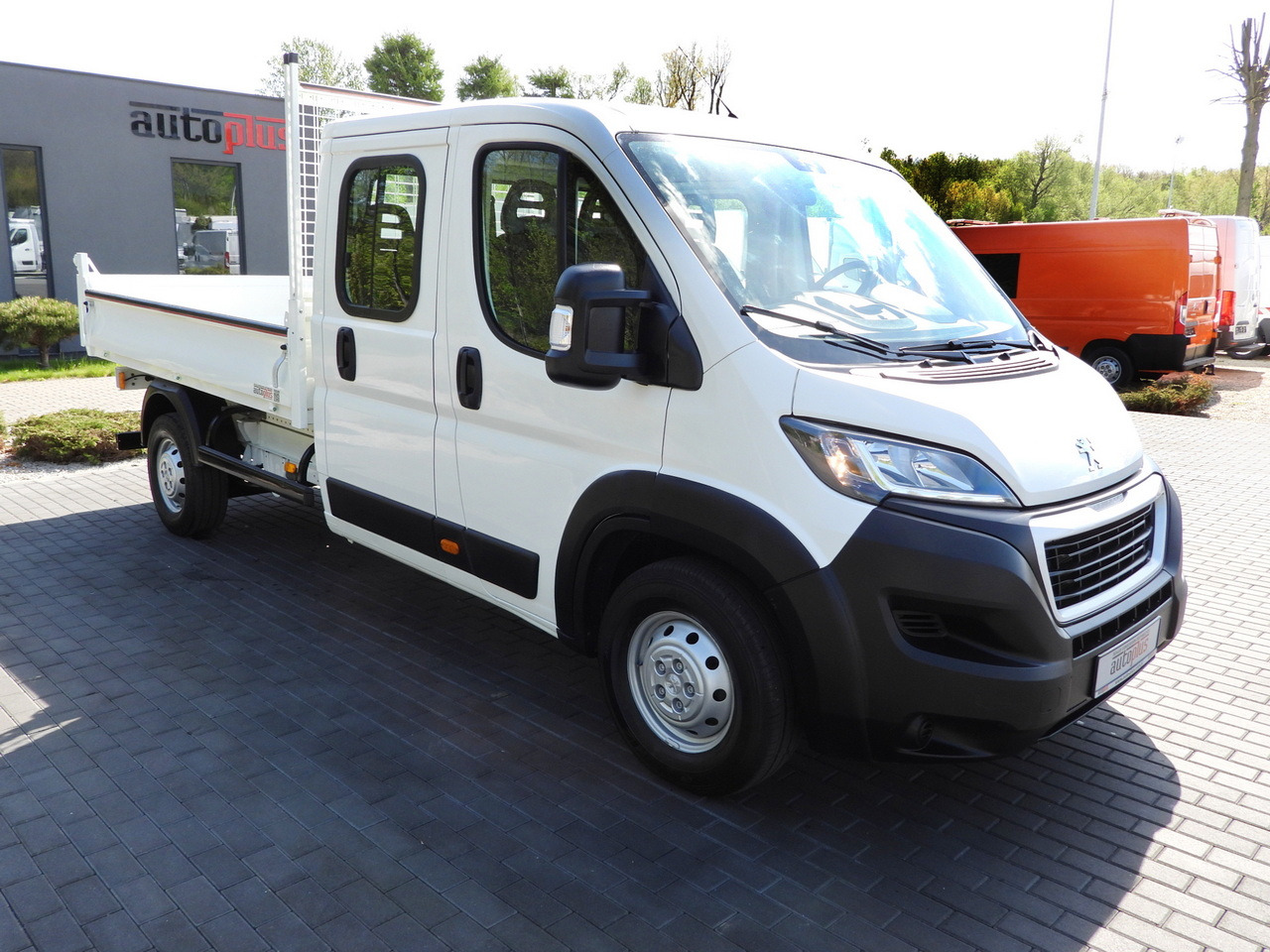 PEUGEOT BOXER TIPPER DOUBLE CABIN DOKA 7 SEATS CRUISE CONTROL AIR CONDITIONING 140HP - Carrinha basculante: foto 4 PEUGEOT BOXER TIPPER DOUBLE CABIN DOKA 7 SEATS CRUISE CONTROL AIR CONDITIONING 140HP - Carrinha basculante: foto 4