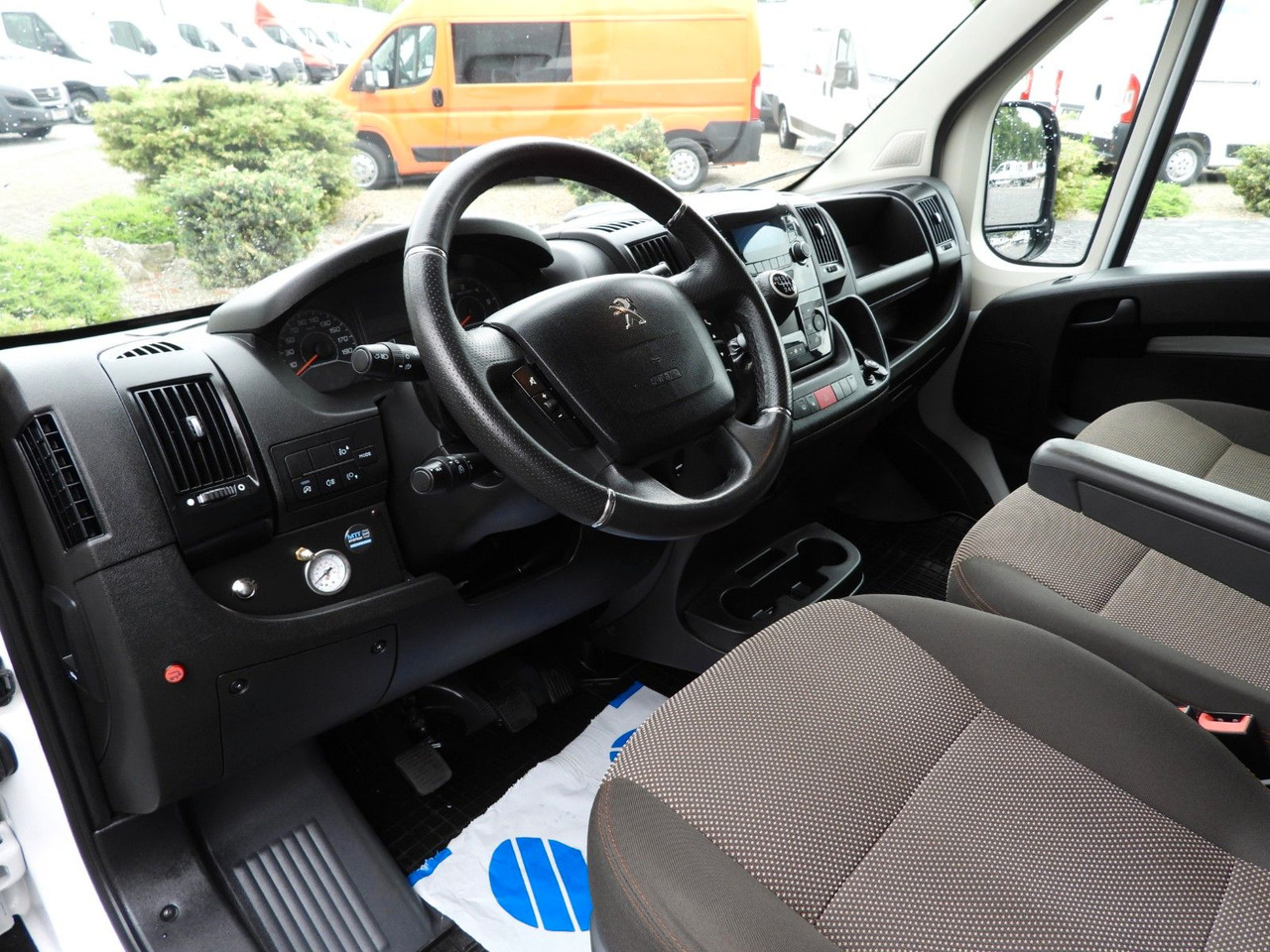 Peugeot BOXER PRITSCHE PLANE AUFZUG 8 PALETTEN TEMPOMAT - Carrinha de lona: foto 2 Peugeot BOXER PRITSCHE PLANE AUFZUG 8 PALETTEN TEMPOMAT - Carrinha de lona: foto 2