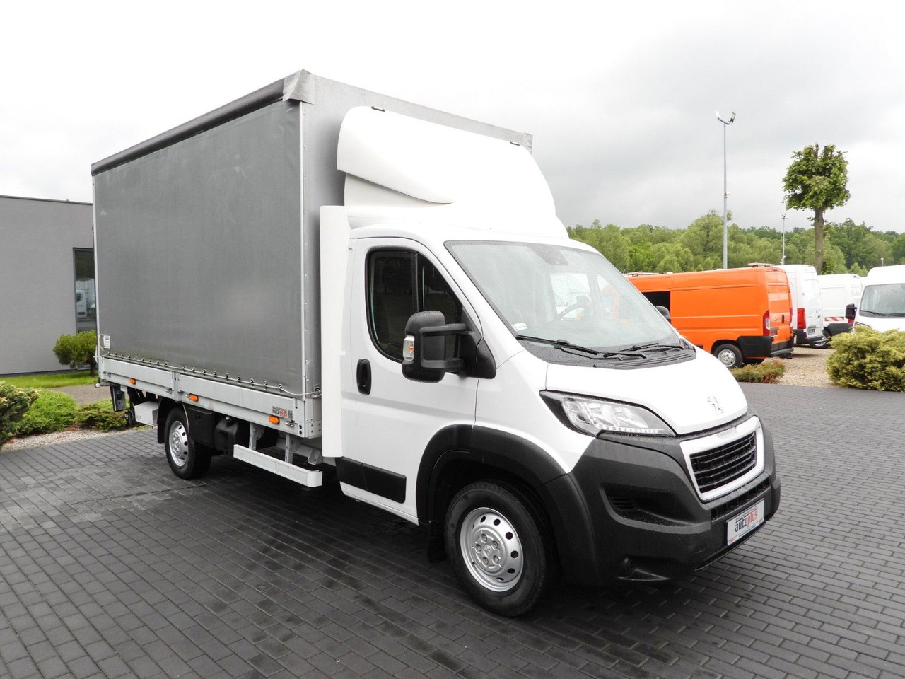 Peugeot BOXER PRITSCHE PLANE AUFZUG 8 PALETTEN TEMPOMAT - Carrinha de lona: foto 4 Peugeot BOXER PRITSCHE PLANE AUFZUG 8 PALETTEN TEMPOMAT - Carrinha de lona: foto 4