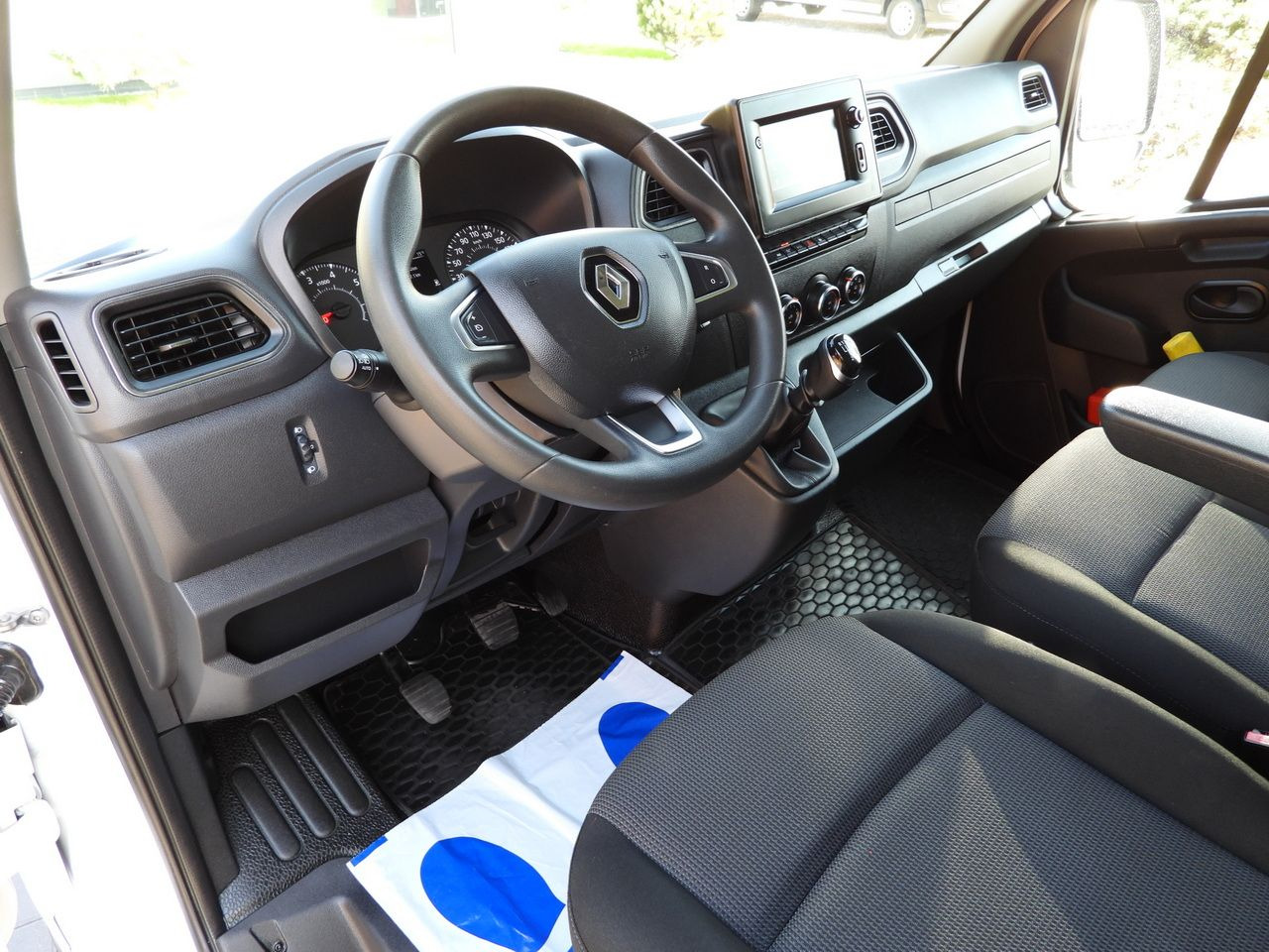 RENAULT MASTER BOX LIFT 8 PALLETS CRUISE CONTROL LED LIGHTS TWIN WHEELS AIR CONDITIONING 145HP - Carrinha de contentor: foto 2 RENAULT MASTER BOX LIFT 8 PALLETS CRUISE CONTROL LED LIGHTS TWIN WHEELS AIR CONDITIONING 145HP - Carrinha de contentor: foto 2