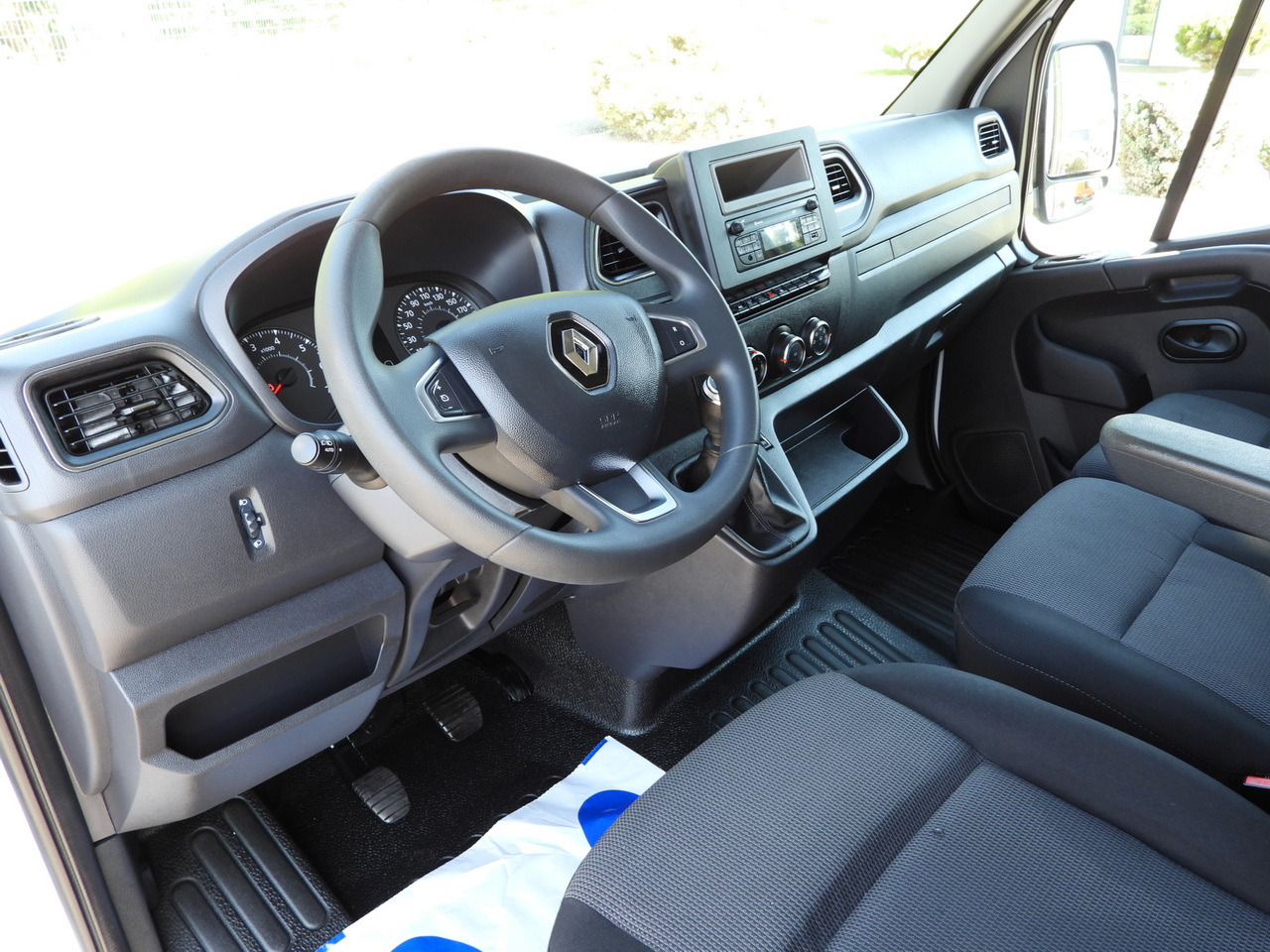 RENAULT MASTER TARPAULIN 10 PALLETS WEBASTO CRUISE CONTROL LED LIGHTS AIR CONDITIONING 165HP - Carrinha de lona: foto 2 RENAULT MASTER TARPAULIN 10 PALLETS WEBASTO CRUISE CONTROL LED LIGHTS AIR CONDITIONING 165HP - Carrinha de lona: foto 2