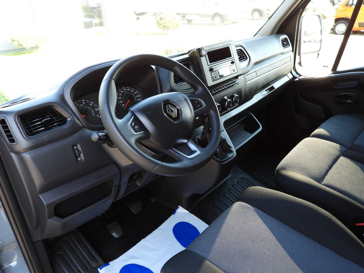 RENAULT MASTER TARPAULIN 10 PALLETS WEBASTO CRUISE CONTROL LED LIGHTS PNEUMATICS AIR CONDITIONING 165HP - Carrinha de lona: foto 2 RENAULT MASTER TARPAULIN 10 PALLETS WEBASTO CRUISE CONTROL LED LIGHTS PNEUMATICS AIR CONDITIONING 165HP - Carrinha de lona: foto 2